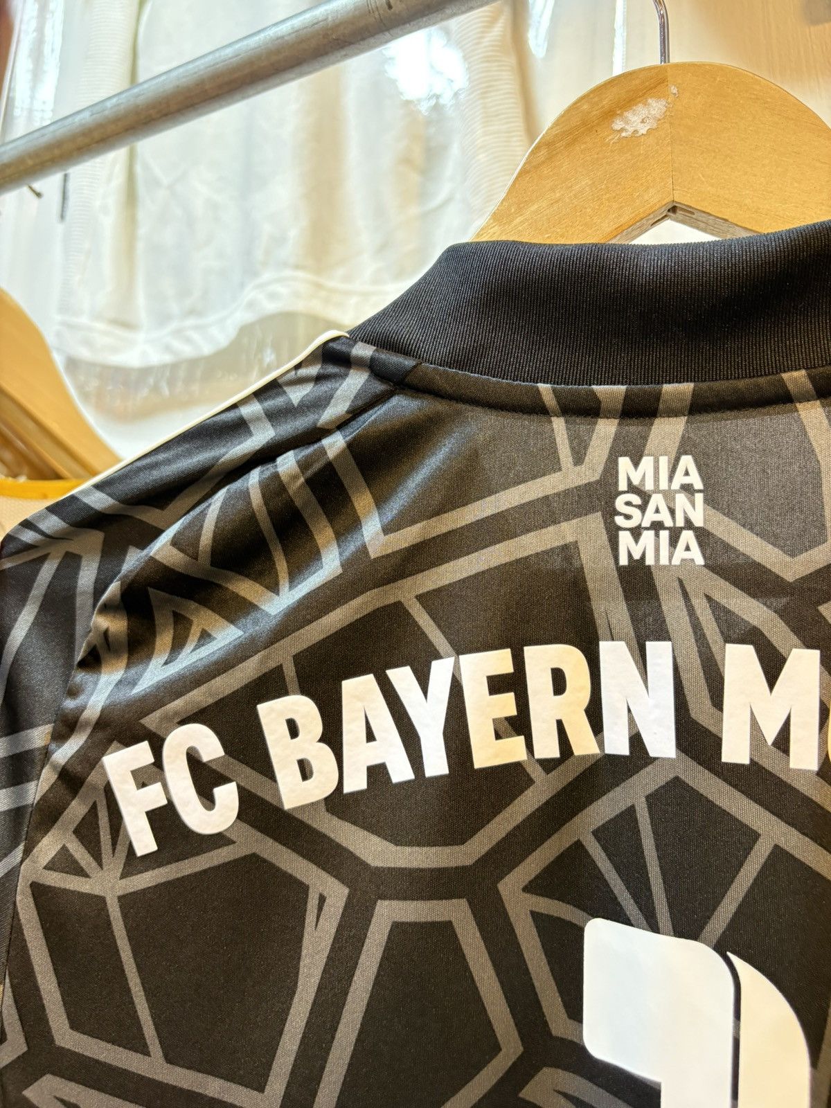 Adidas 2022-2023 Bayern Munich Goalkeeper Kit Size US M / EU 48-50 / 2 - 10 Thumbnail