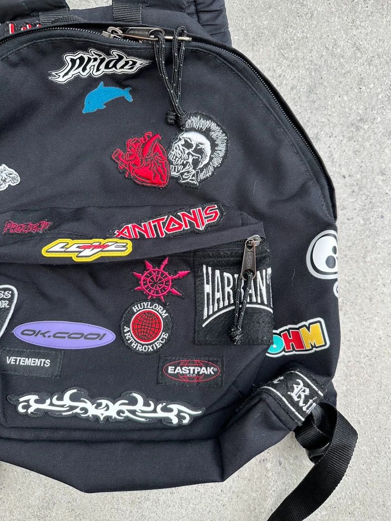 Vetements Vetements Graffiti Badge Backpack 2503-Nextarrow Size ONE SIZE - 3 Thumbnail
