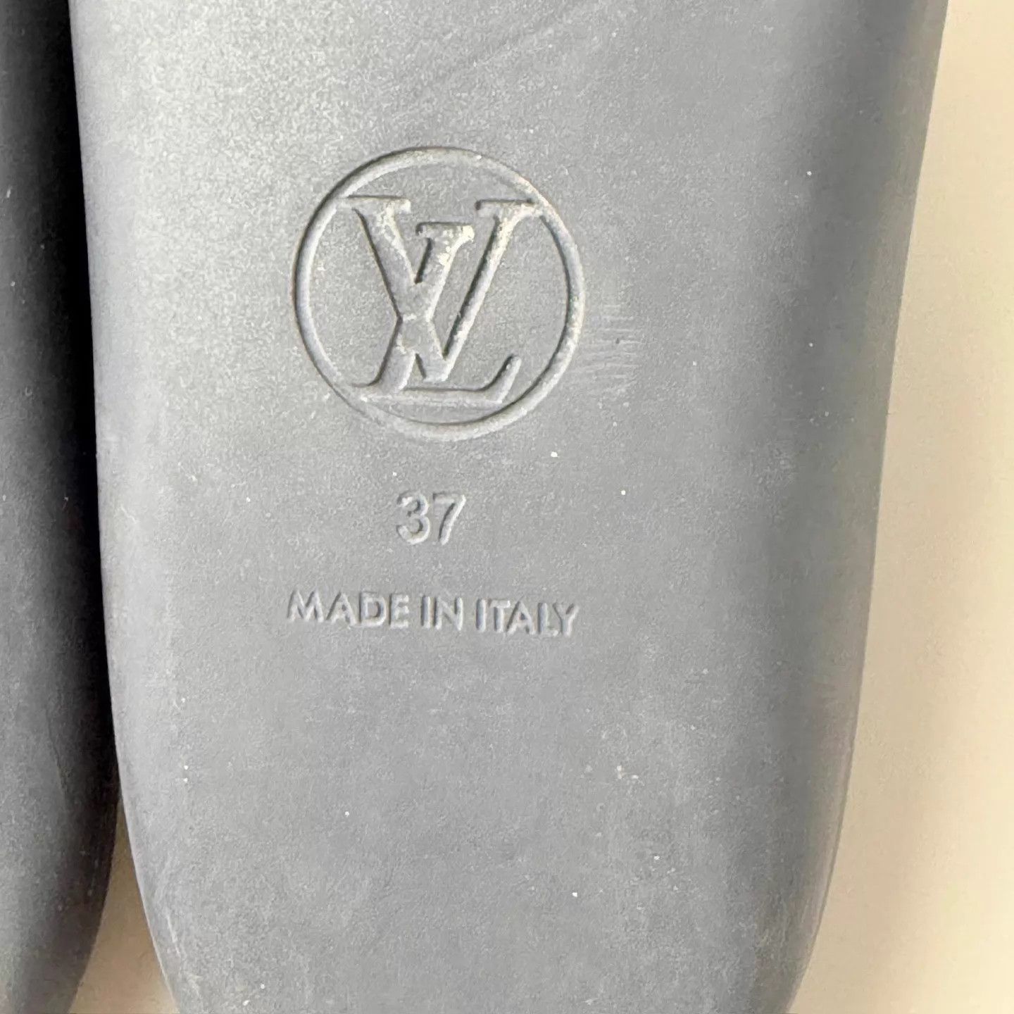 Louis Vuitton Louis Vuitton brown gold monogram slippers size 37 Size US 6.5 / IT 36.5 - 7 Thumbnail