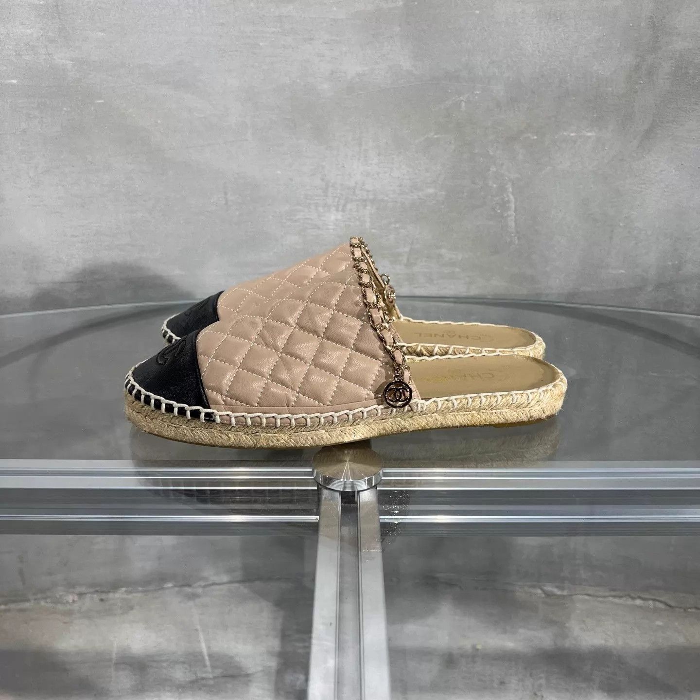 Chanel CHANEL Women's Fisherman Chain Mule 38 YH23321 Size US 7.5 / IT 37.5 - 3 Thumbnail