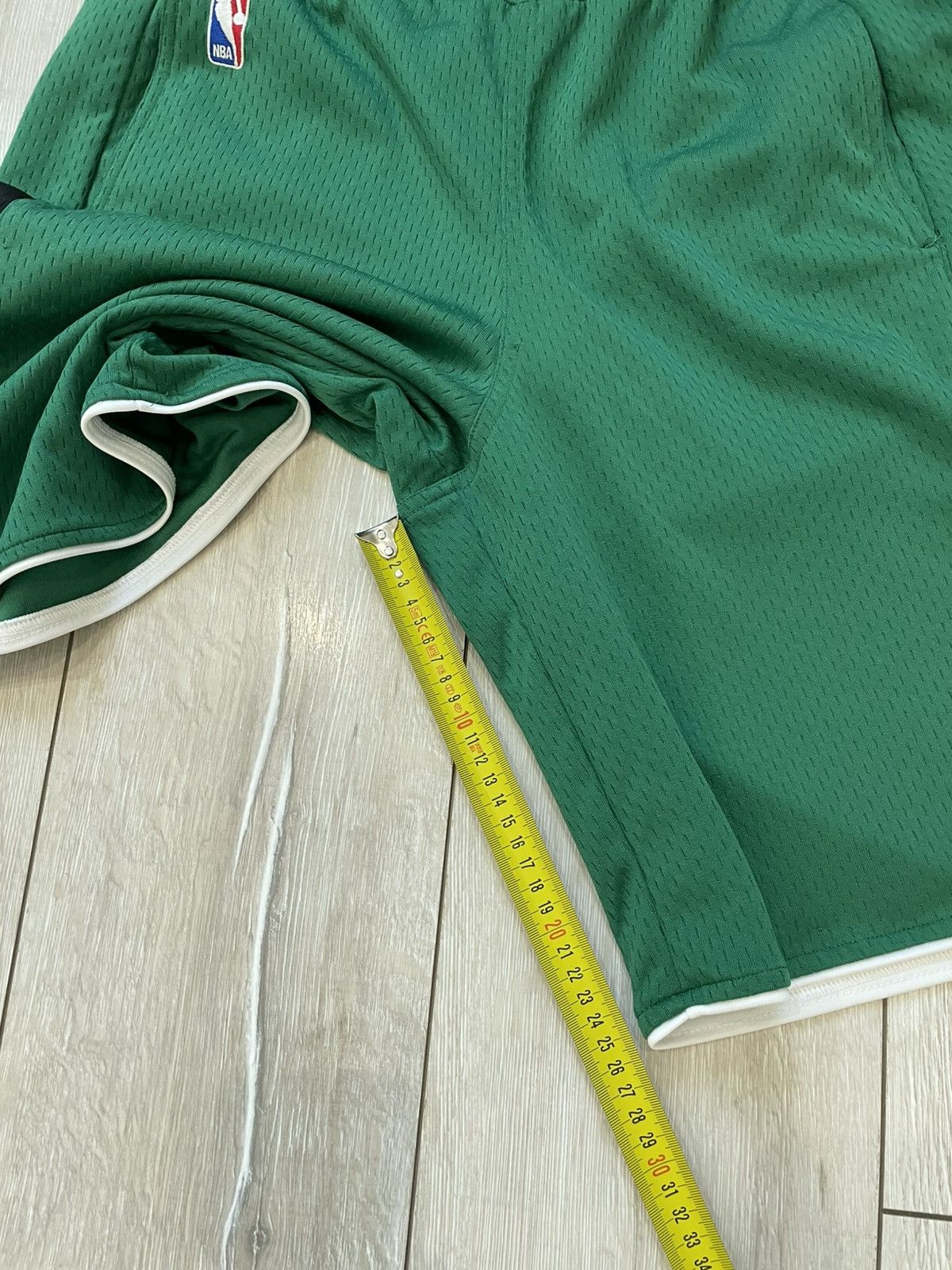 Adidas × NBA × Vintage Vintage Adidas Boston Celtics NBA Shorts Mens L Green Size US 34 / EU 50 - 17 Thumbnail