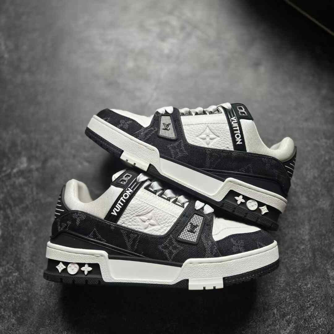 Louis Vuitton Louis Vuitton Training Black Lowtop Sneakers 35 Women Size US 5 / IT 35 - 1 Thumbnail