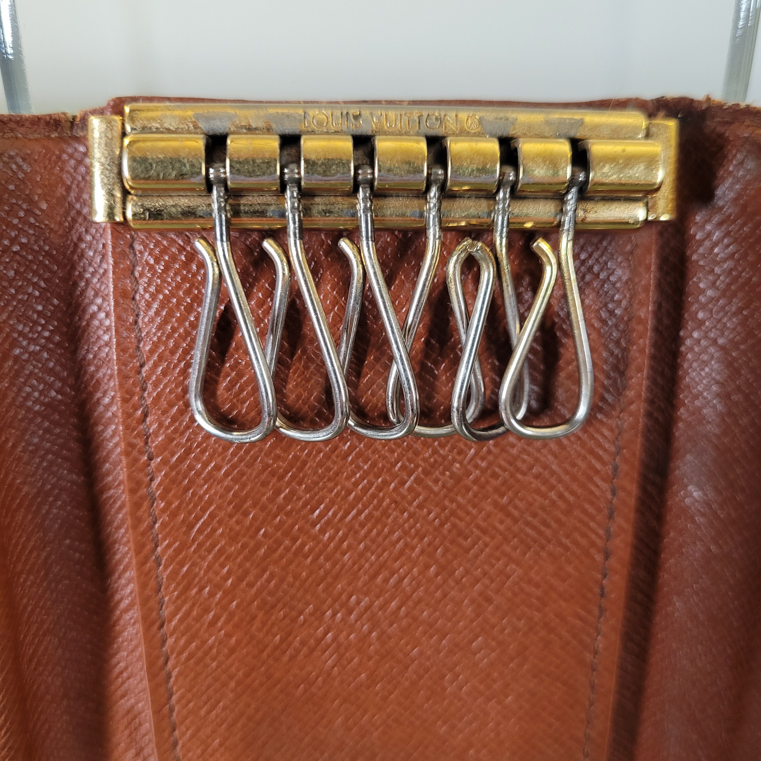 Louis Vuitton Louis Vuitton LV Monogram 6 Key Key Case Key Holder Size ONE SIZE - 9 Thumbnail