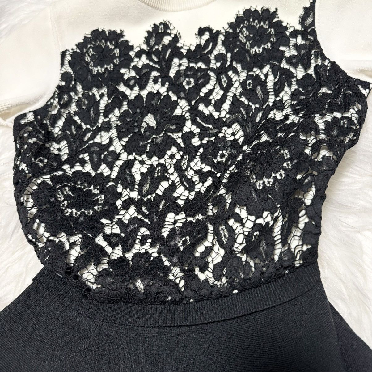 Valentino l Valentino floral lace short sleeve stretch dress black Size S / US 4 / IT 40 - 4 Thumbnail