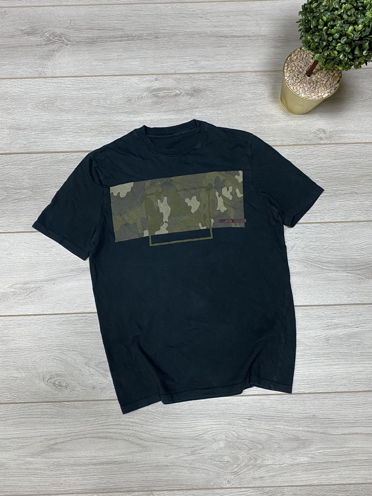 Prada Prada camo red tab t-shirt Size US S / EU 44-46 / 1 - 1 Thumbnail