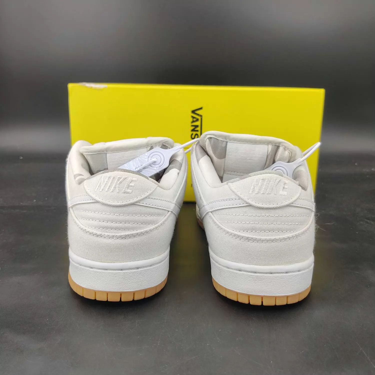 Nike Nike Dunk SB Little Tokyo 38.5 Worn Once With Box Size US 8 / IT 38 - 8 Thumbnail
