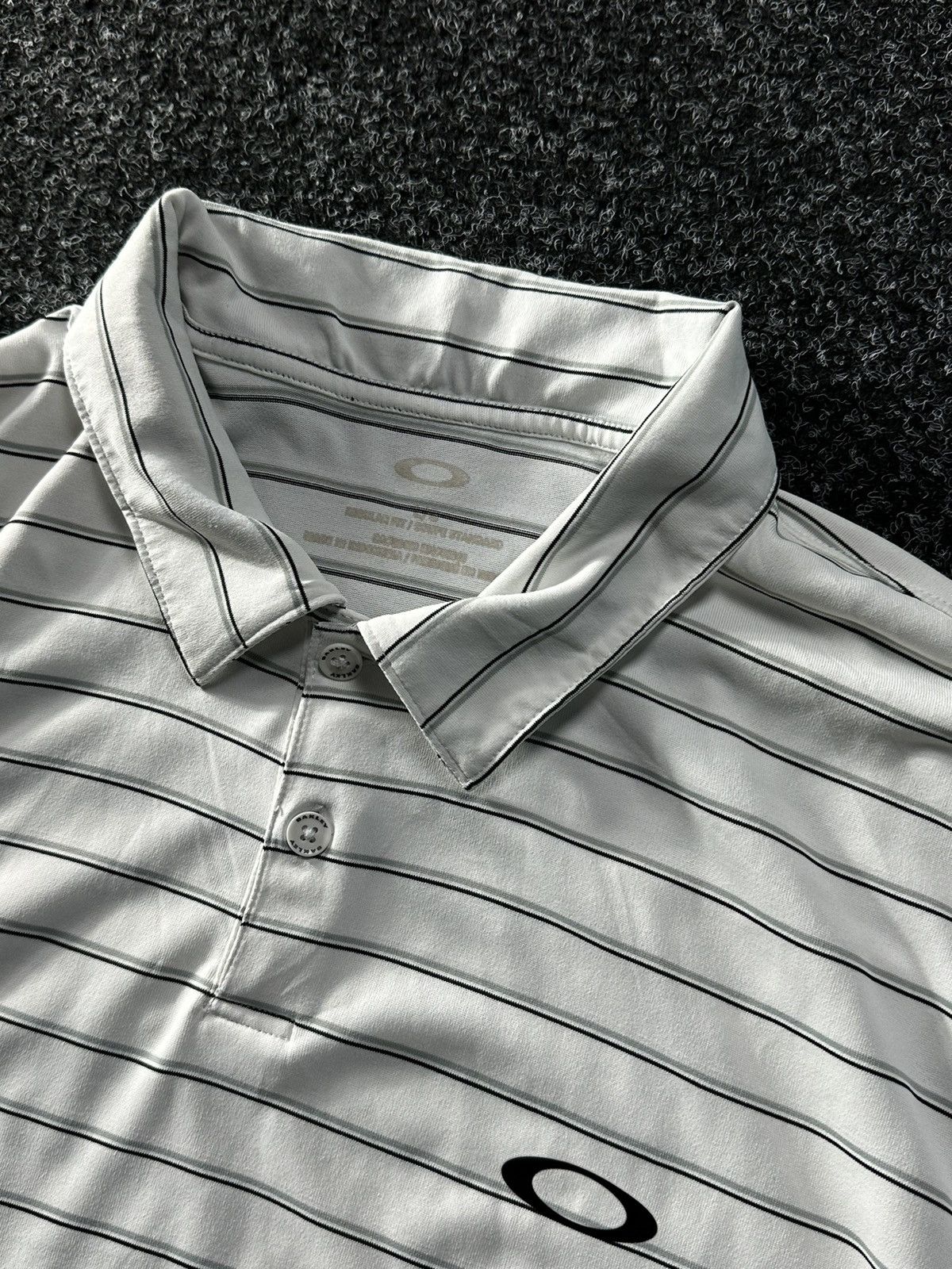 Oakley × Vintage 🚨 VINTAGE OAKLEY LOGO POLO TENNIS WHITE RARE 00s GORPCORE Size US L / EU 52-54 / 3 - 4 Thumbnail