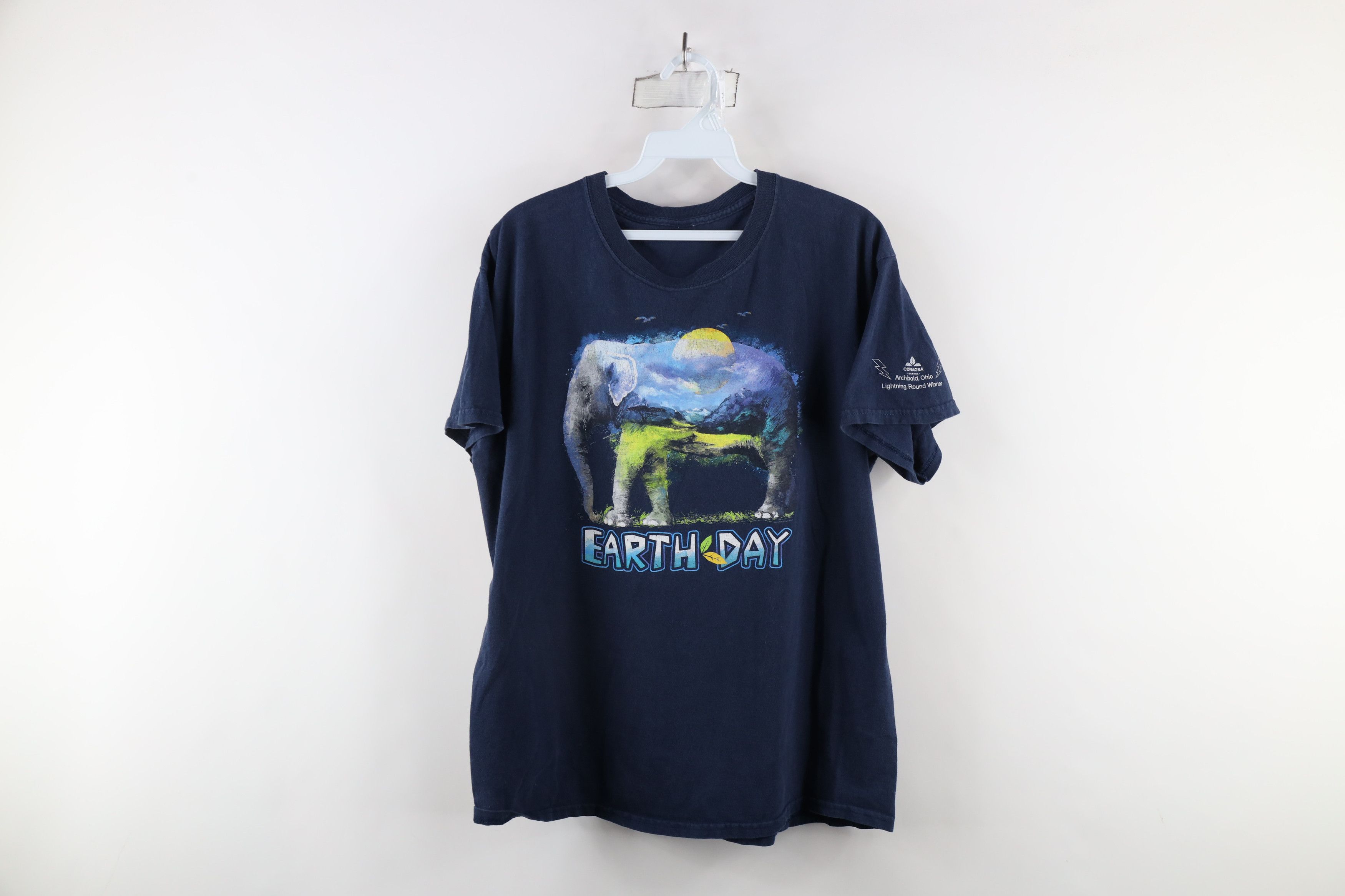 Vintage Vintage 90s Streetwear Out Earth Day Elephant Nature T-Shirt Size US L / EU 52-54 / 3 - 1 Thumbnail