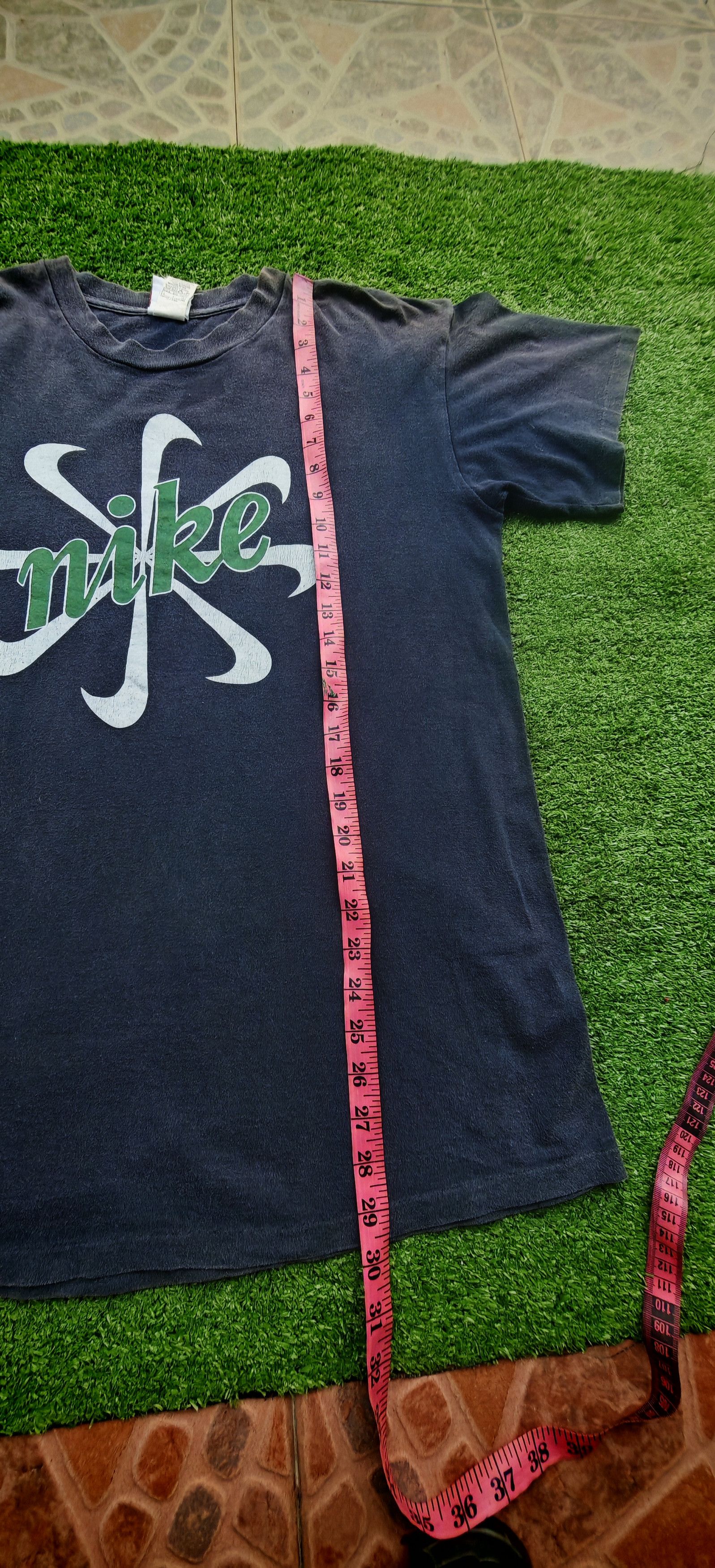 Nike Nike vintage 90s made in USA sun-faded starburst graphic tee Size US L / EU 52-54 / 3 - 15 Thumbnail