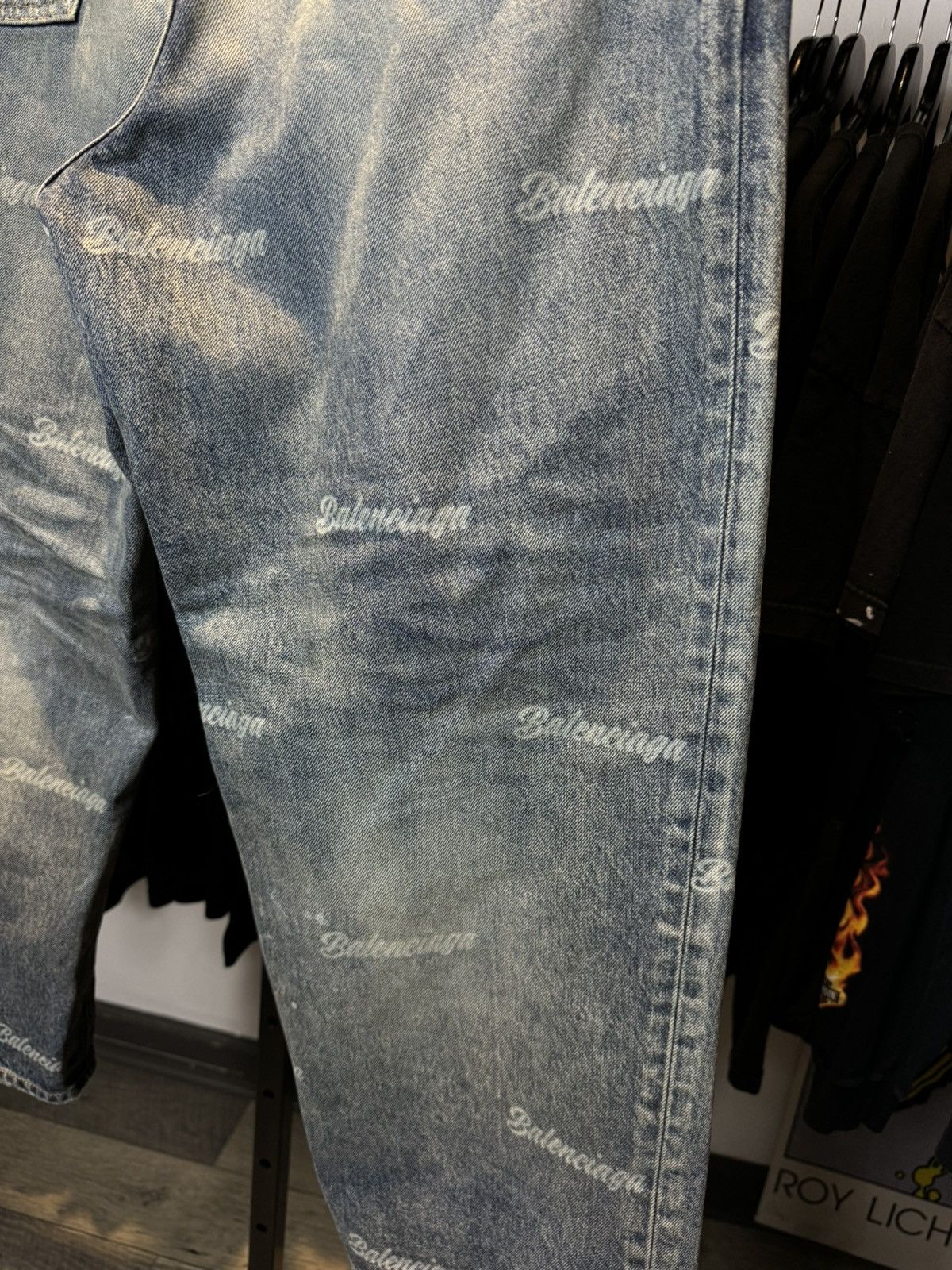 Balenciaga Balenciaga All Over Logo Light Wash Cropped Jeans - 31 Size US 31 - 15 Thumbnail