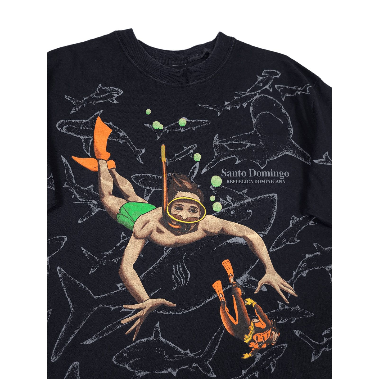 Vintage 90's Vintage Santo Domingo Animal Sharks Diving Art T-shirt Size US M / EU 48-50 / 2 - 3 Thumbnail