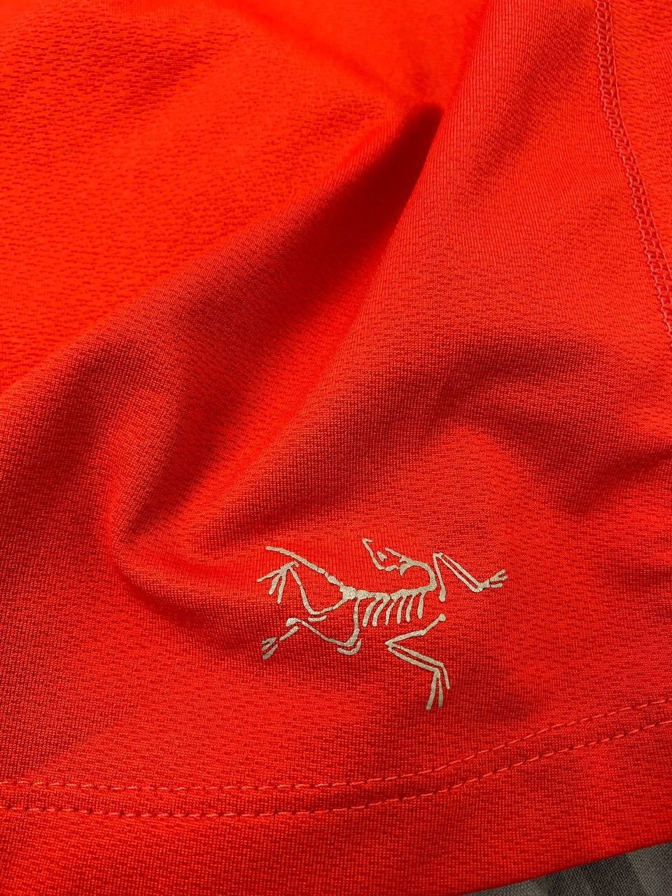 Arc'teryx × Vintage Vintage Arc'Teryx V-Neck Small Logo Women's T-Shirt Size M / US 6-8 / IT 42-44 - 7 Thumbnail