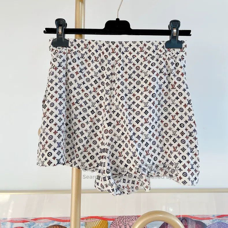 Louis Vuitton Louis Vuitton Full logo shorts Size US 34 / EU 50 - 2 Thumbnail