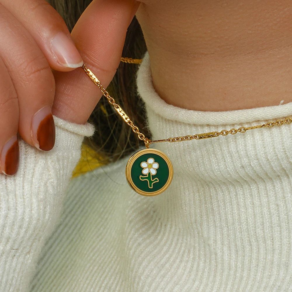 Jewelry × Vintage Cute Enamel Green Coin Flower Design Pendant Necklace Size ONE SIZE - 2 Thumbnail