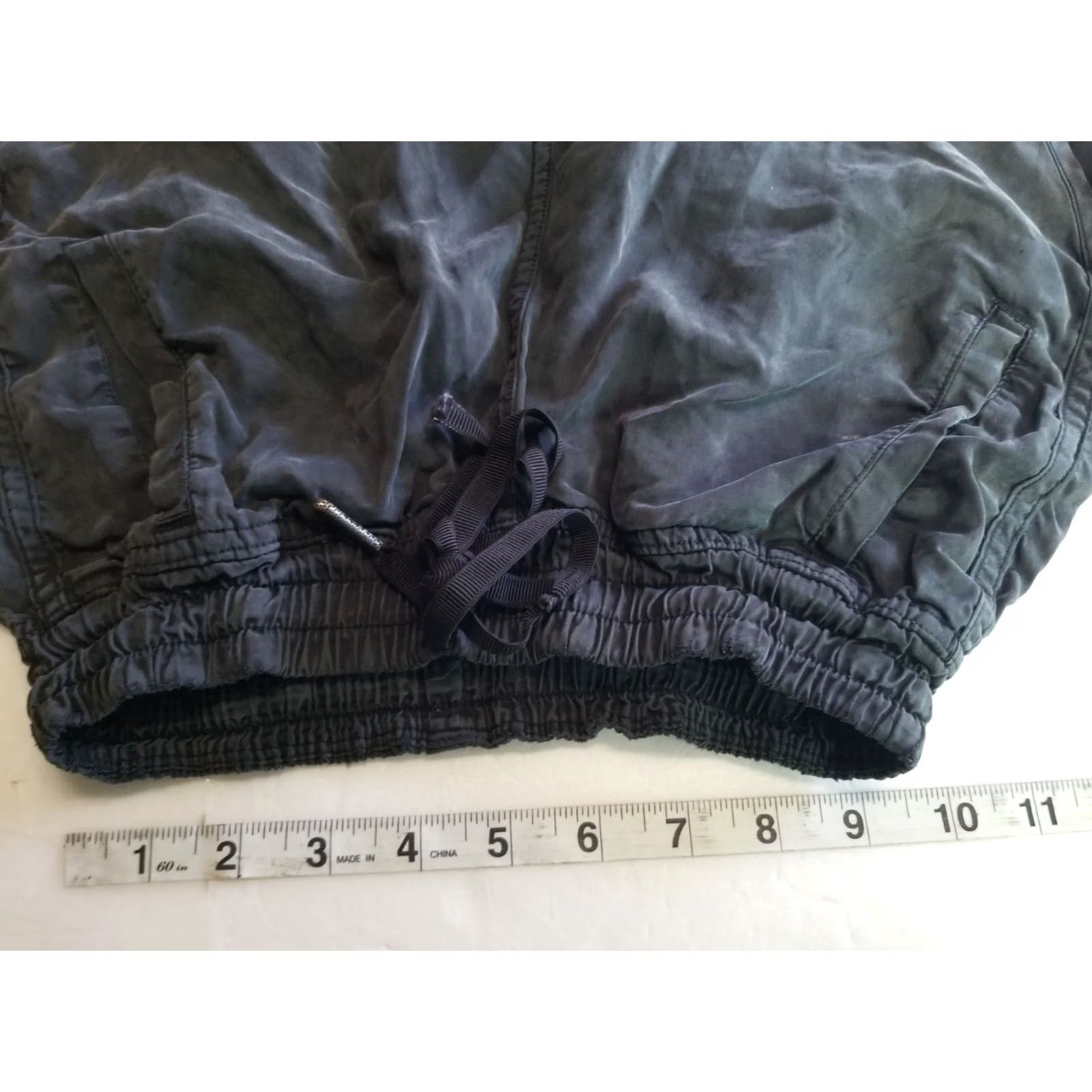 Lululemon Lululemon Athletic Shorts Womens Size 2 Black Elastic Waist Pockets Drawstring Activewear Gym Running 2 Size 26" / US 2 / IT 38 - 3 Thumbnail