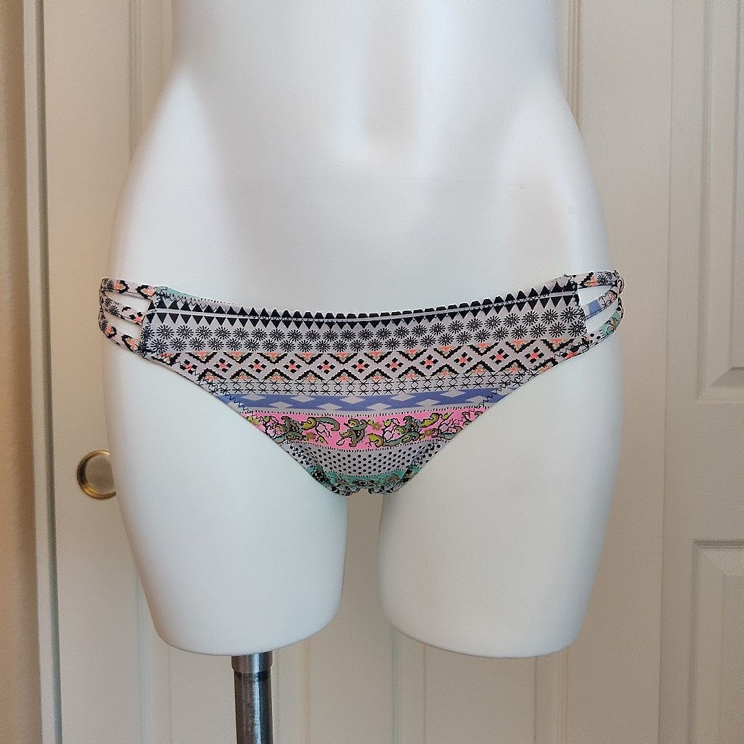 Victoria's Secret Pair of The Strappy Cheeky bikini bottoms sz S Size ONE SIZE - 4 Thumbnail