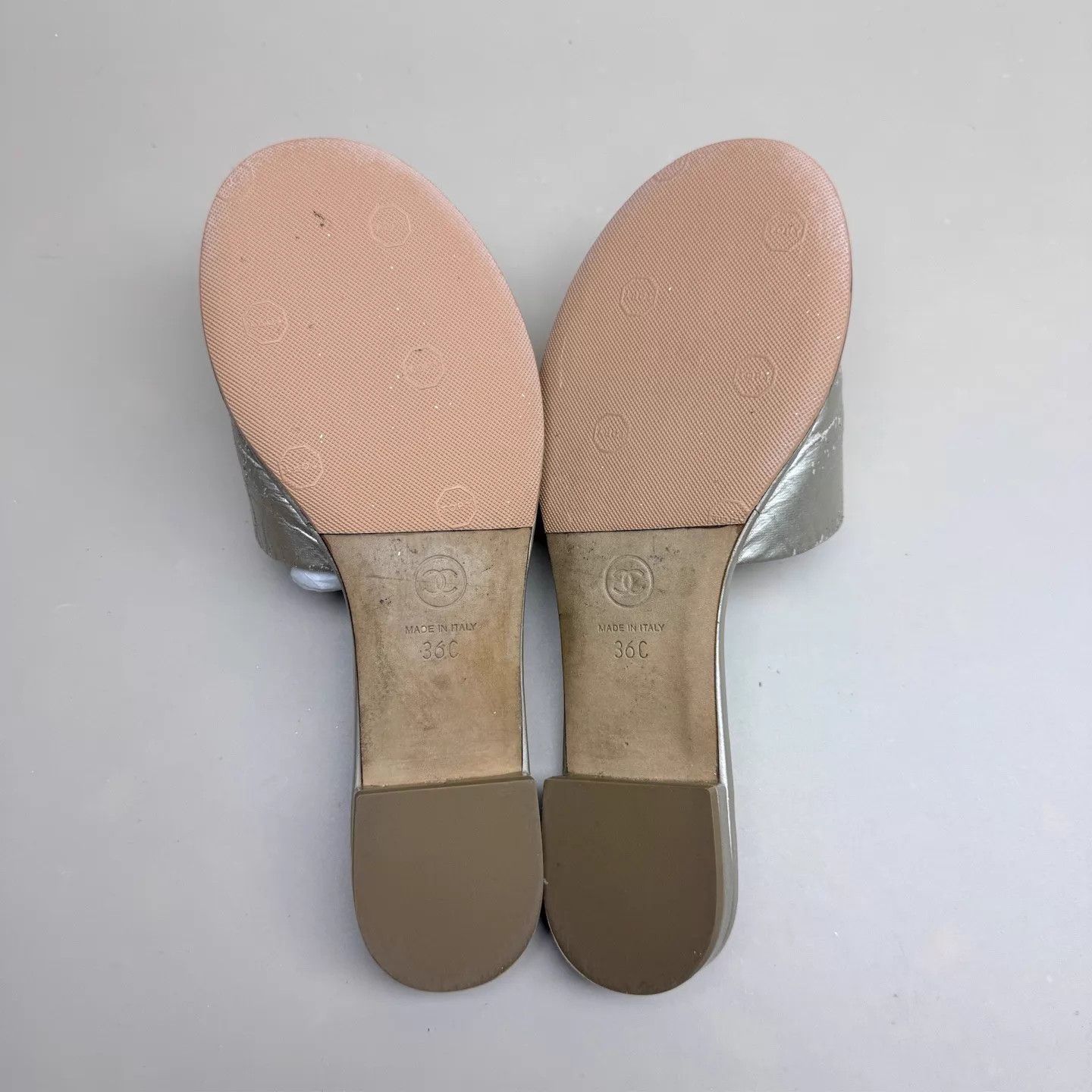 Chanel CHANEL Gold Embroidered CC Slippers 36 (99 New) Size US 5.5 / IT 35.5 - 6 Thumbnail