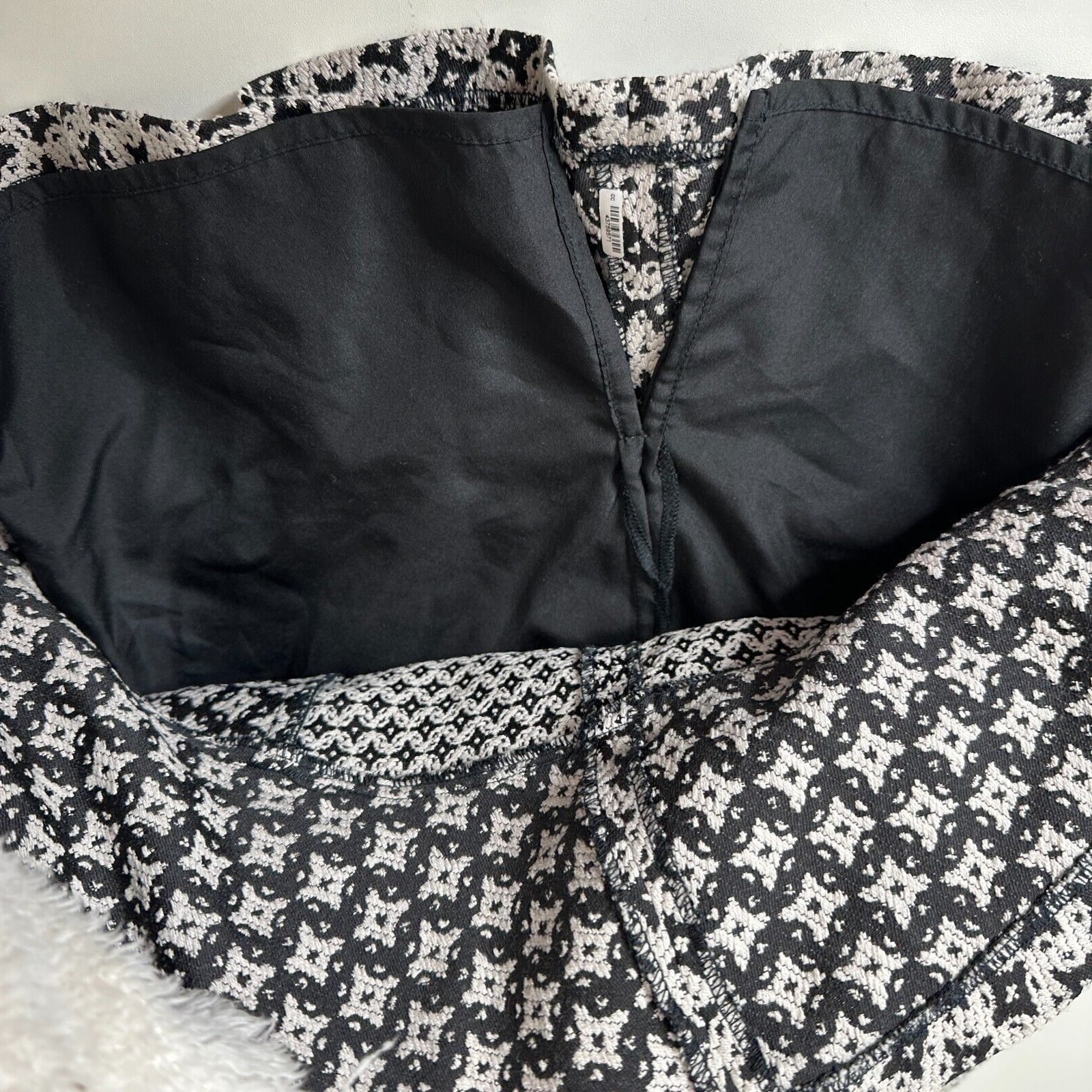 Loft Ann Taylor Loft Black White Geometric Ruffle Flair Mini 00P Size 24" / US 00 / IT 34 - 6 Thumbnail