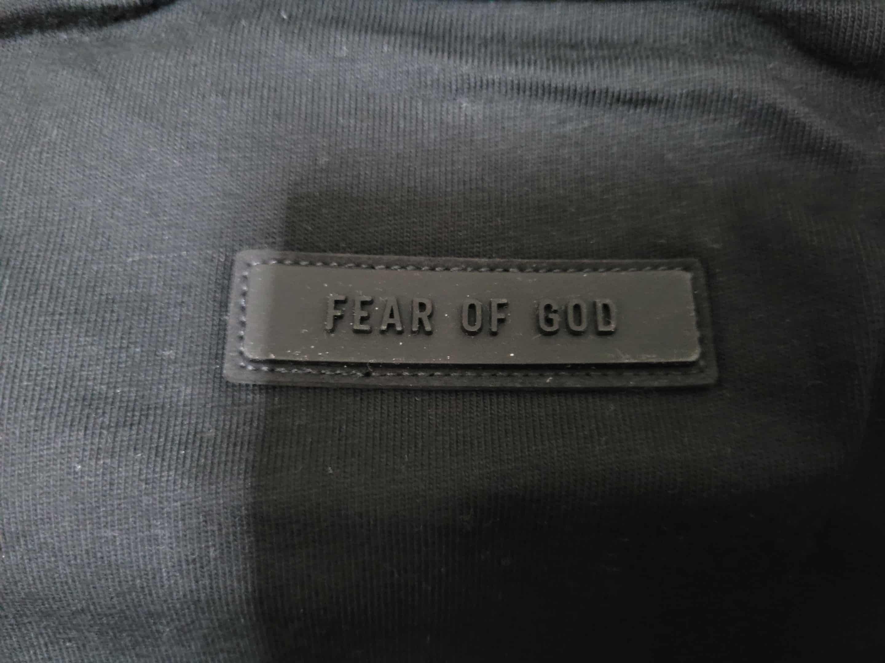 Fear of God sz L FOG Essentials Small Logo Tee Jet Black (FW23) Size US L / EU 52-54 / 3 - 8 Thumbnail