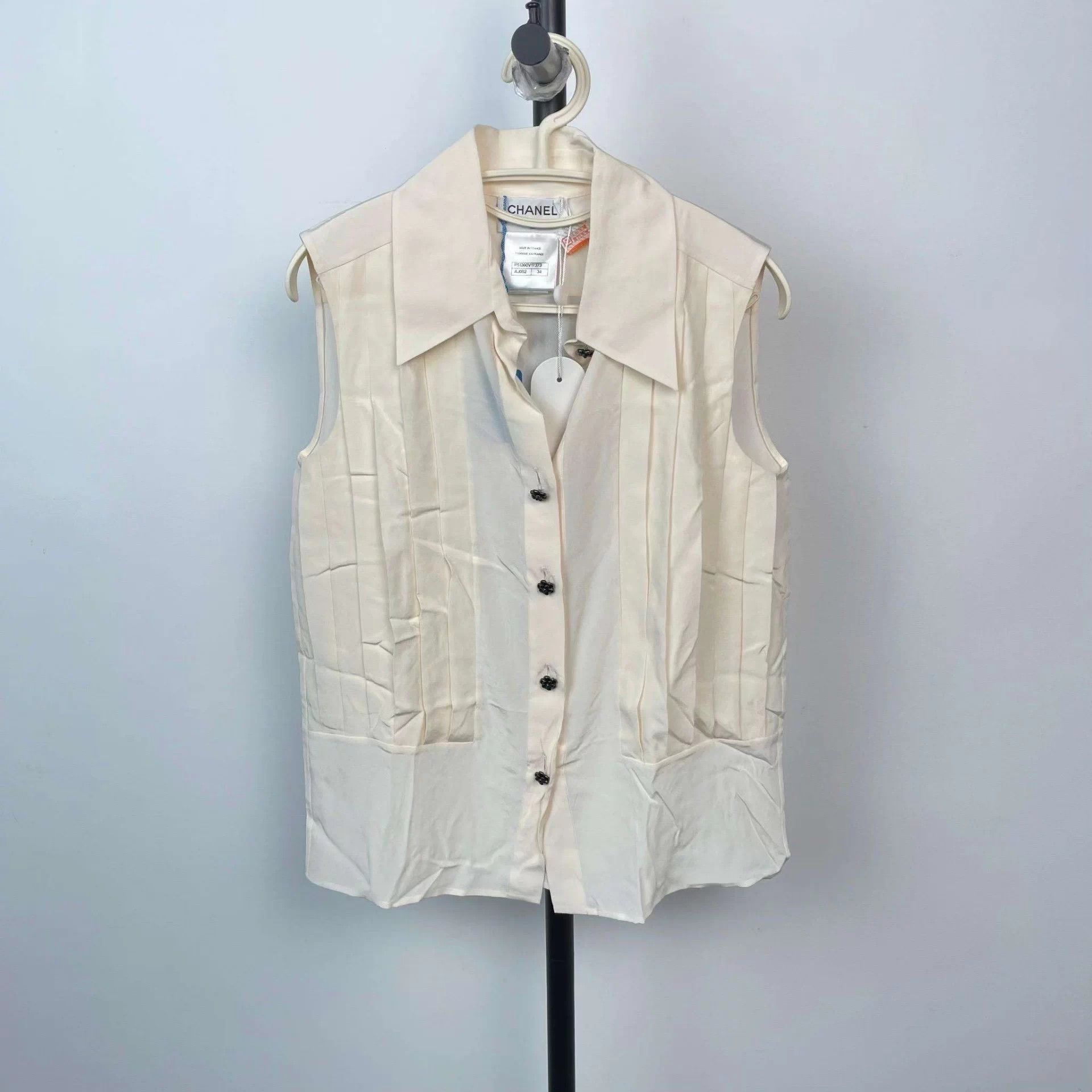 Chanel Chanel White Silk Sleeveless Top 34 Size XS / US 0-2 / IT 36-38 - 1 Thumbnail