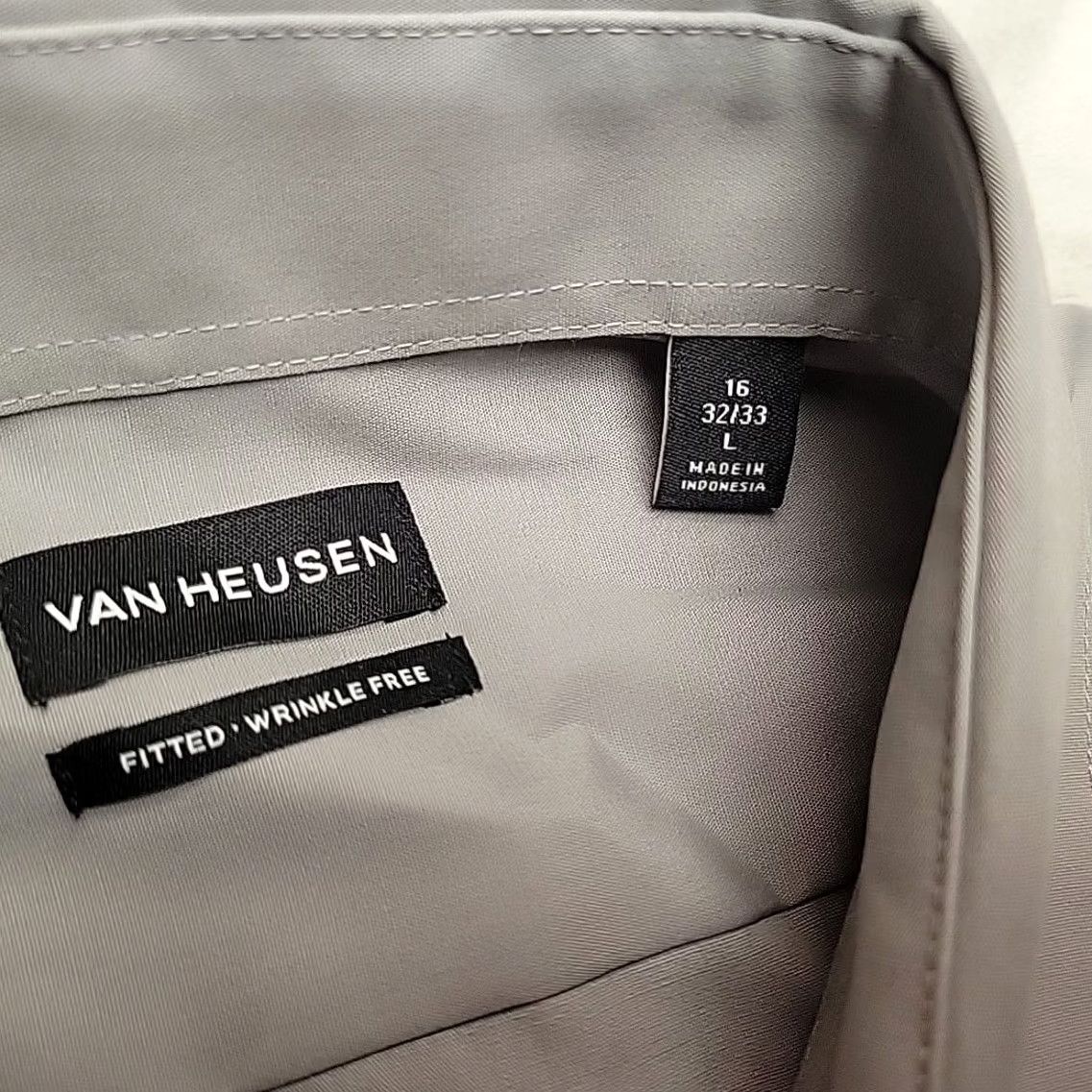 Van Heusen Van Heusen Shirt Mens LT Gray Fitted Tapered Waist Wrinkle Resistant Casual Button-Up Short Sleeve Collared 16 Size US L / EU 52-54 / 3 - 5 Thumbnail