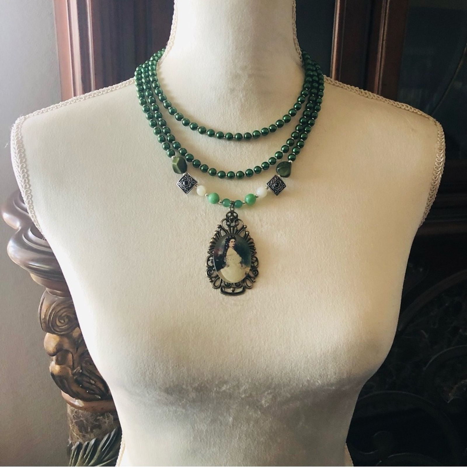 Handmade Handcrafted repurpose victorian lady cameo Pearl necklace Size ONE SIZE - 5 Thumbnail