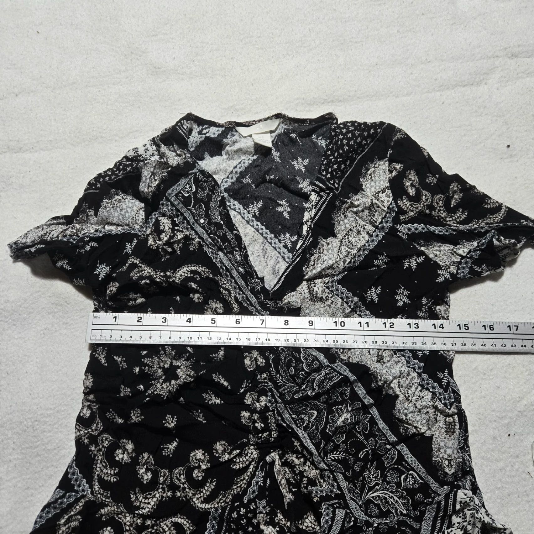 H&M H&M Blouse Shirt Geometric Black Short Sleeve Lightweight Top Women's 6 Vintage No Size M / US 6-8 / IT 42-44 - 4 Thumbnail