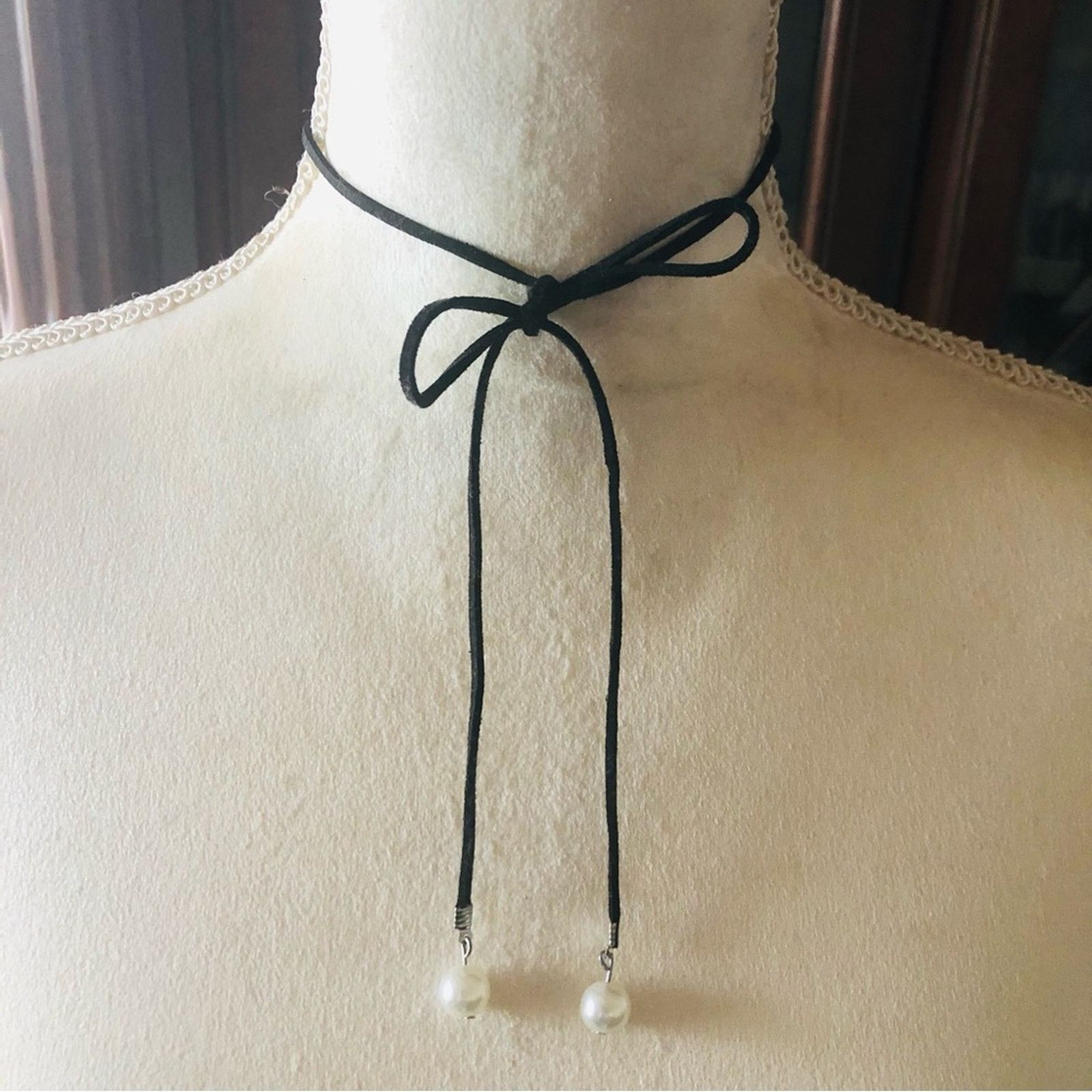 Jewelry Elegant black suede cord faux pearl accent choker necklace Size ONE SIZE - 2 Thumbnail