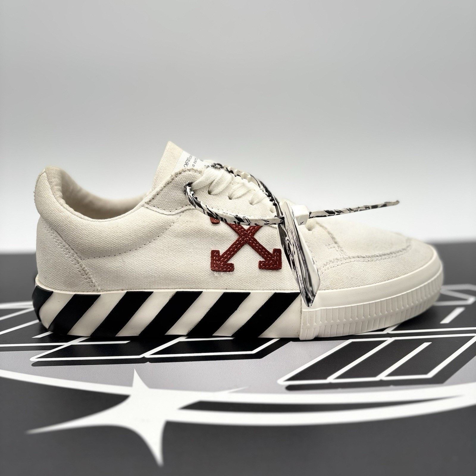 Off-White Off-White Vulc Sneaker ' White ' | GOOD CONDITION! Size US 7 / EU 40 - 2 Thumbnail