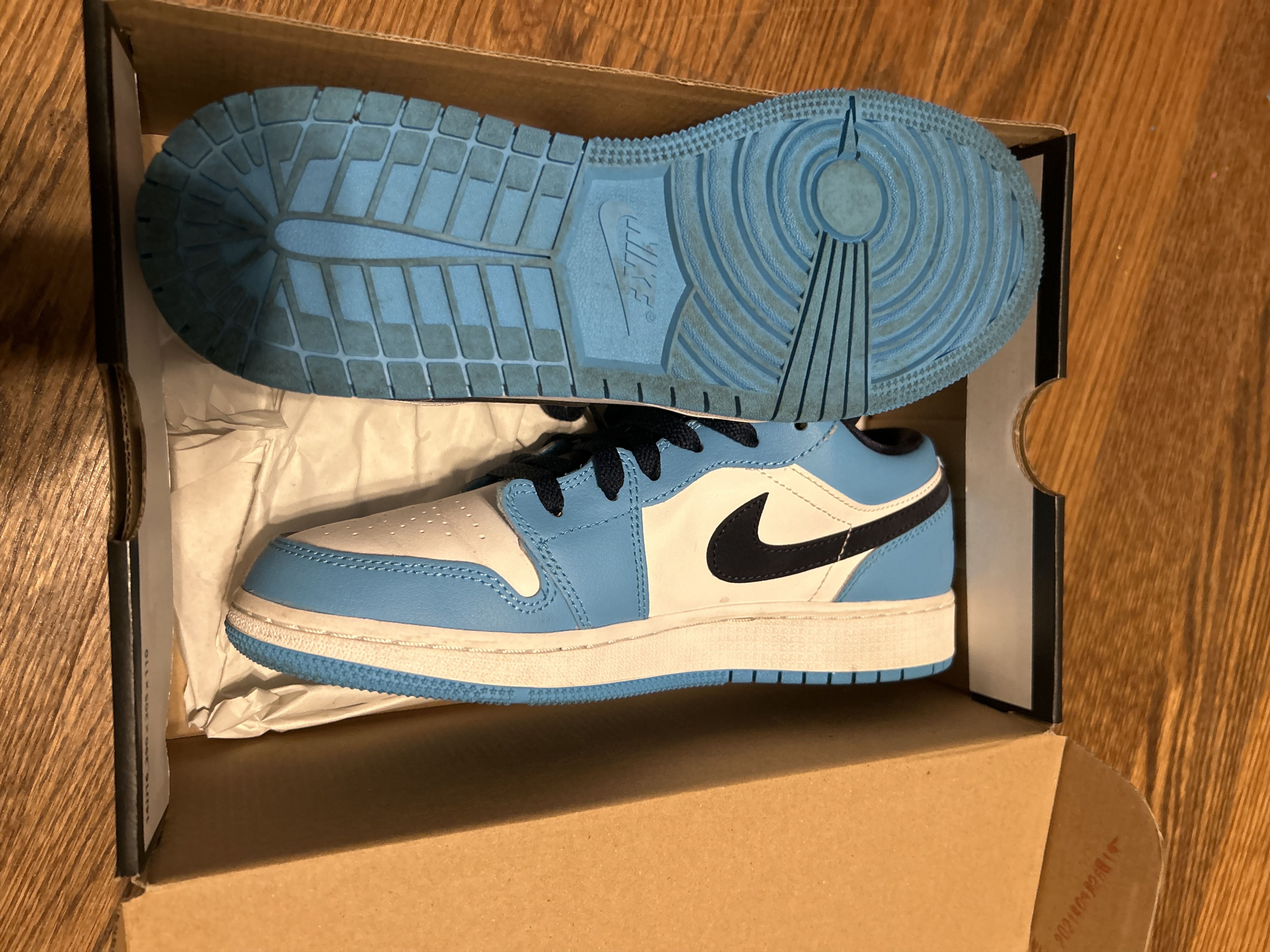 Jordan Brand Air Jordan 1 Low (GS) Size US 6.5 / EU 39-40 - 3 Thumbnail