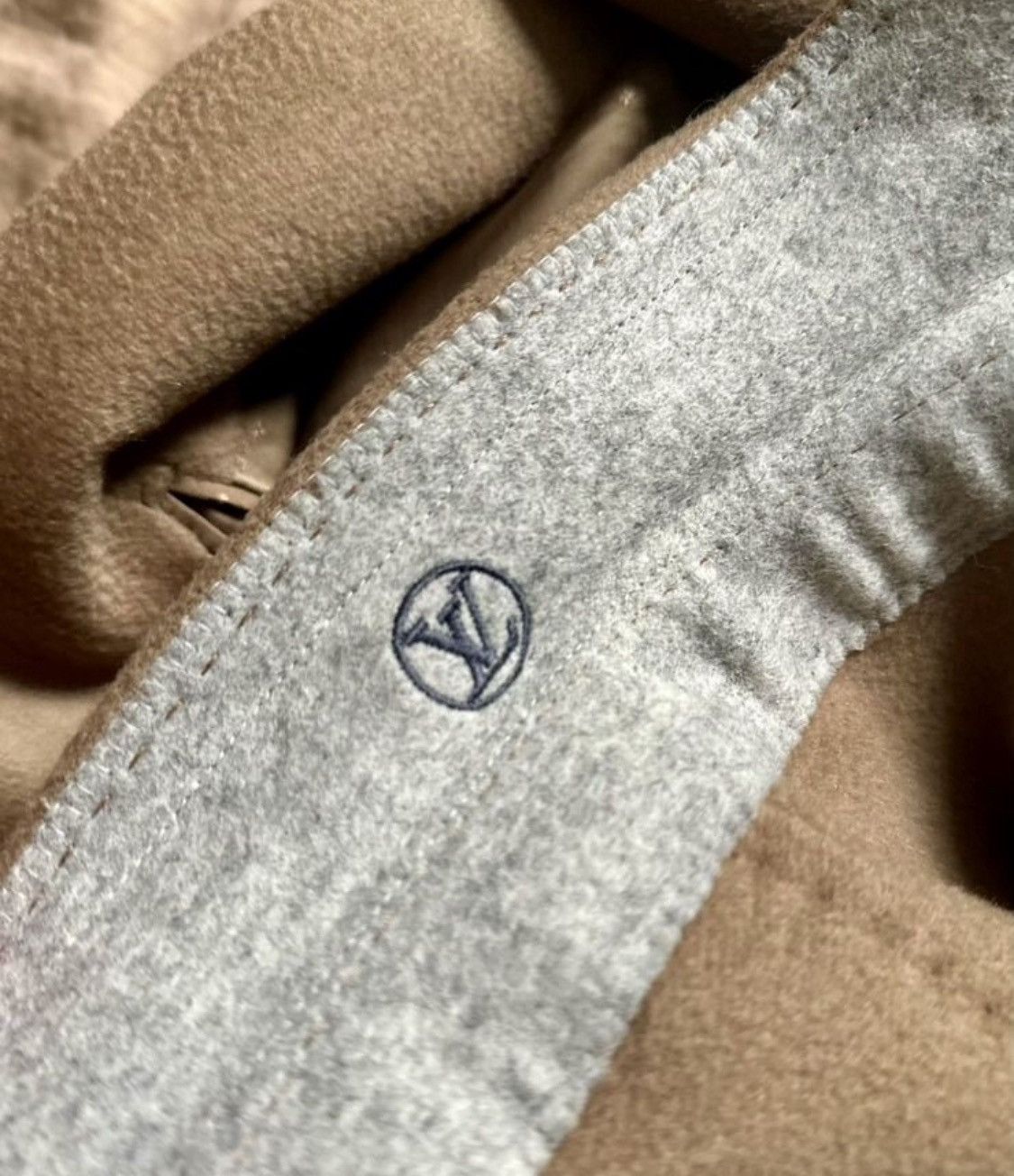 Louis Vuitton Louis Vuitton Double Breasted Wool Logo LV Button Heavy Coat Size US M / EU 48-50 / 2 - 10 Thumbnail