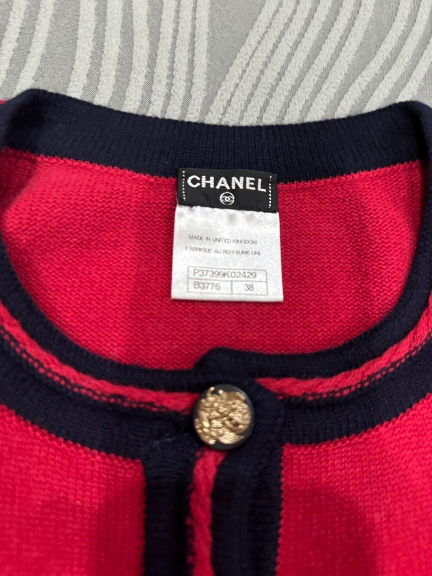 Chanel CHANEL Red Cardigan Authentic Size XS / US 0-2 / IT 36-38 - 2 Thumbnail