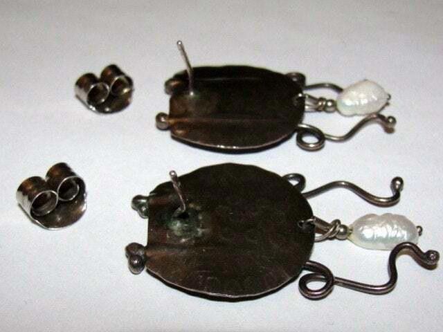 Designer Hammered Disc Figural Modernist Water Pearl Dangle Earrings Size ONE SIZE - 4 Thumbnail