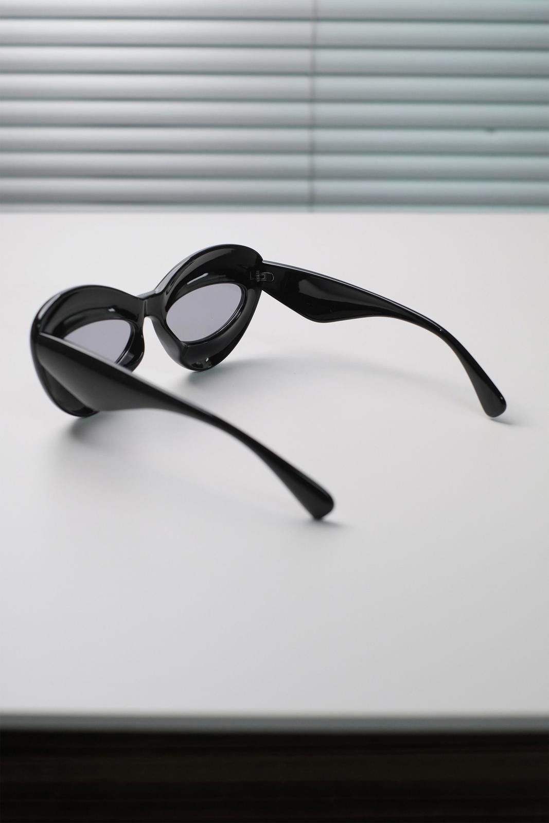 Other Y2k Vtg Futuristic Cat Eye Black Bold Sunglasses Unisex OS Size ONE SIZE - 4 Thumbnail