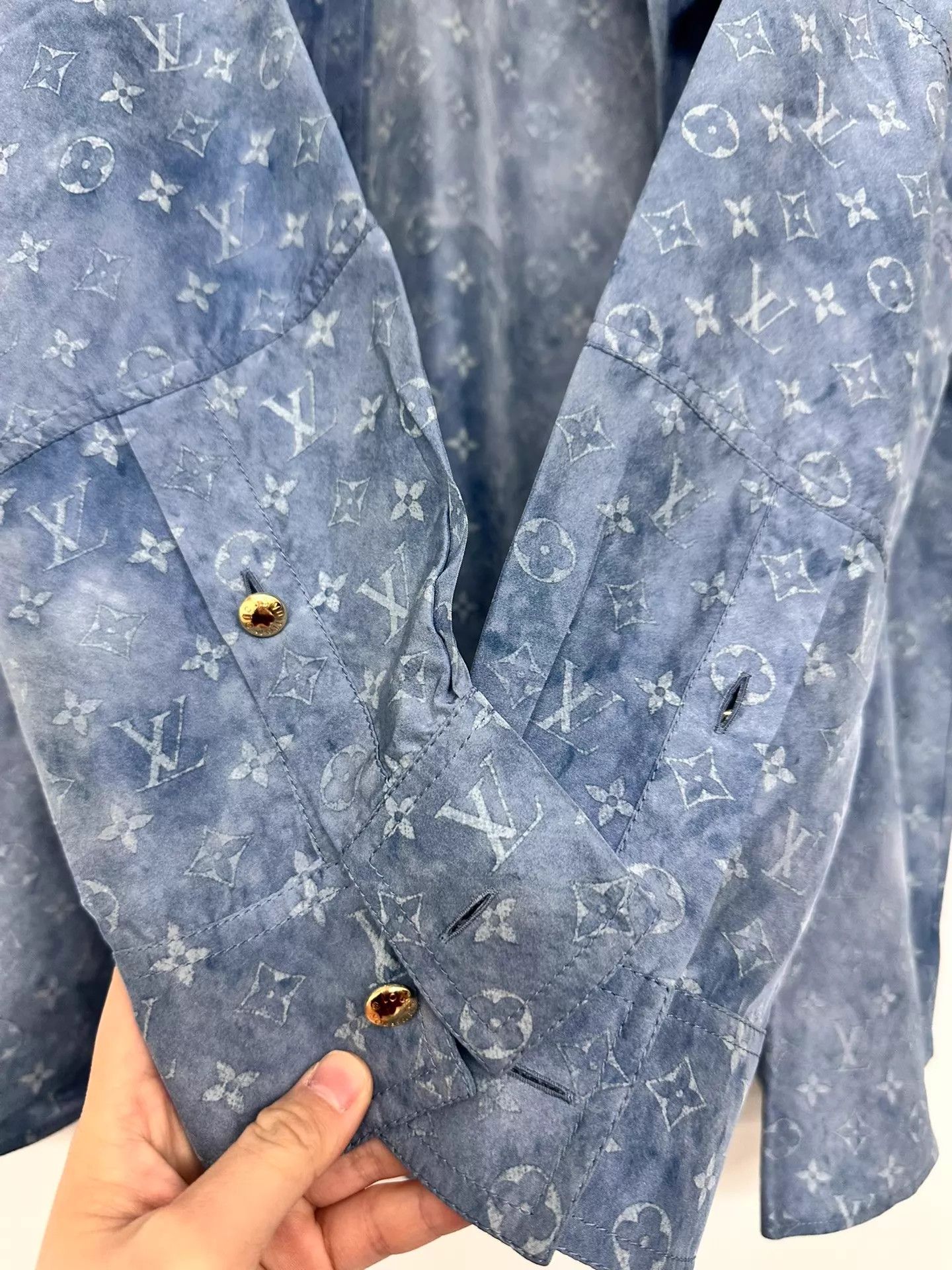 Louis Vuitton Louis Vuitton all over print shirt size 38 Size US S / EU 44-46 / 1 - 6 Thumbnail