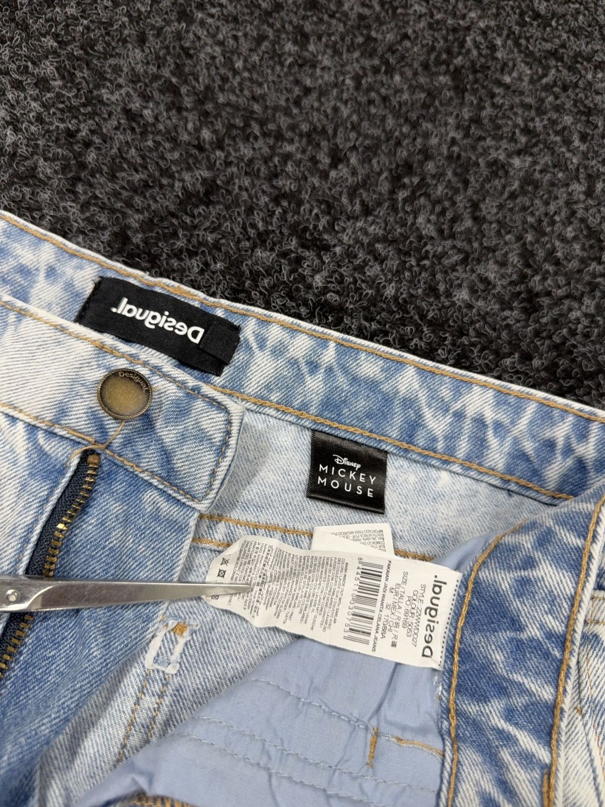 Desigual 00s Y2K Desigual Disney Mickey Patchwork Distressed Jeans Size 28" / US 6 / IT 42 - 8 Thumbnail