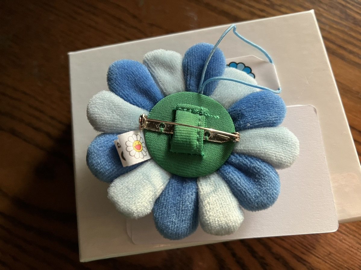 Takashi Murakami Flower Pin Keychain - NEW Size ONE SIZE - 2 Thumbnail
