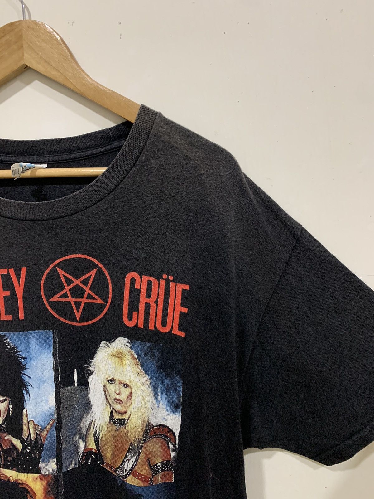 Band Tees Motley Crue SHOUT AT THE DEVIL Rock Band T-Shirt Size US L / EU 52-54 / 3 - 6 Thumbnail