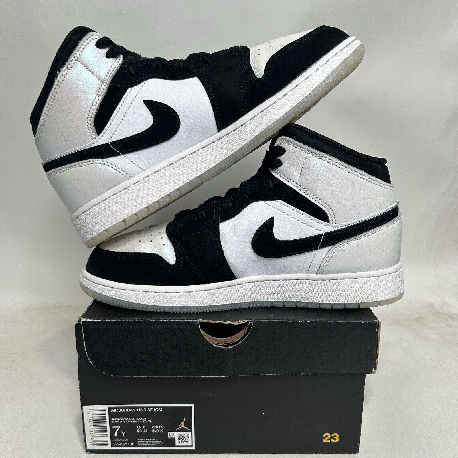 Nike Nike Air Jordan 1 Retro Mid SE GS “Diamond Shorts” 2024 Size US 8.5 / IT 38.5 - 3 Thumbnail