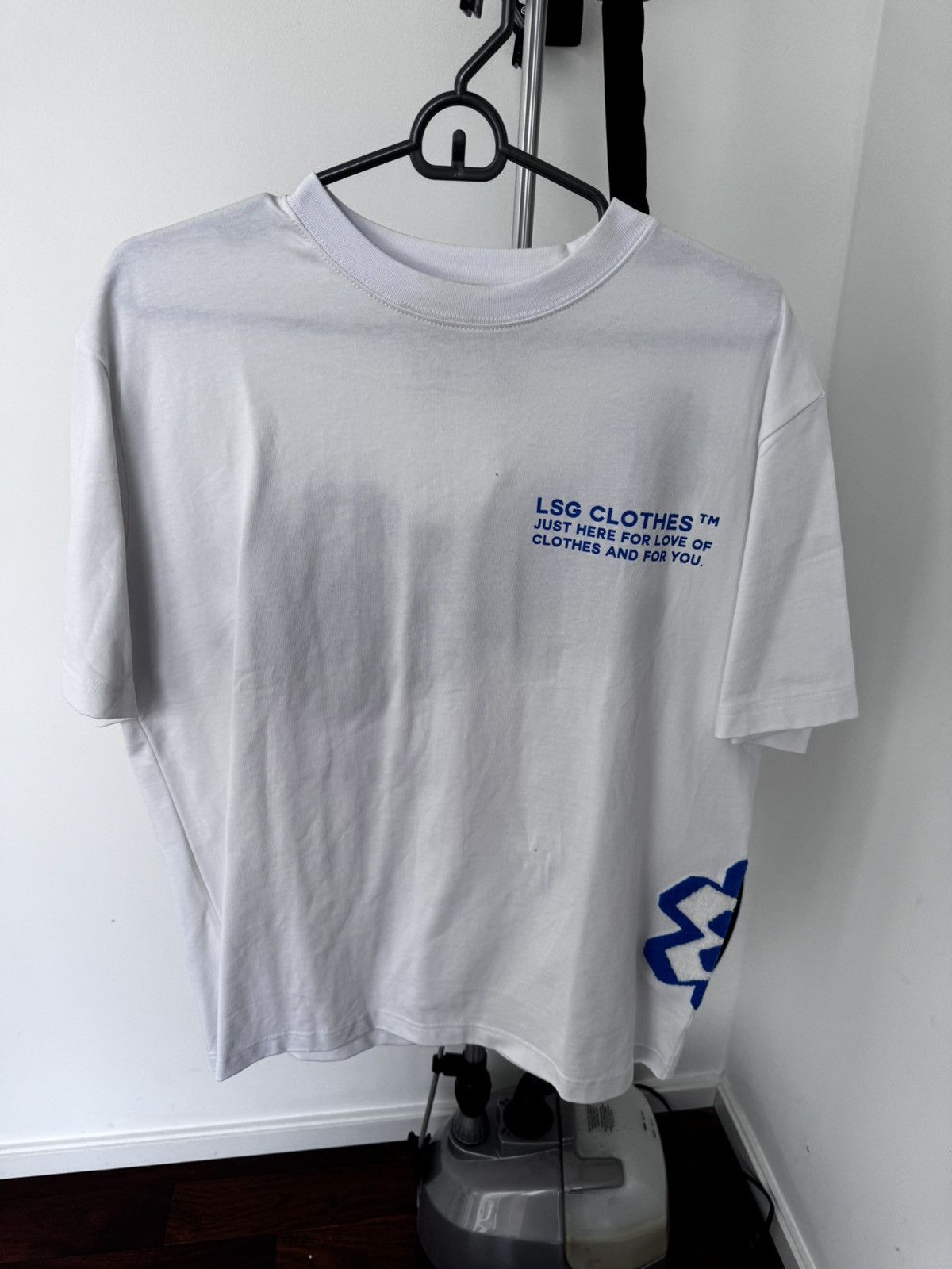 The Unbranded Brand Unbranded embroidery flower tee Size US L / EU 52-54 / 3 - 1 Thumbnail