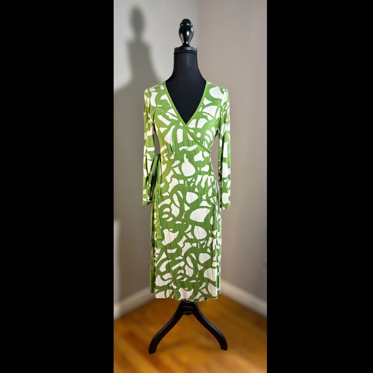 Anthropologie Anthropologie green and cream floral wrap dress Size M / US 6-8 / IT 42-44 - 2 Thumbnail