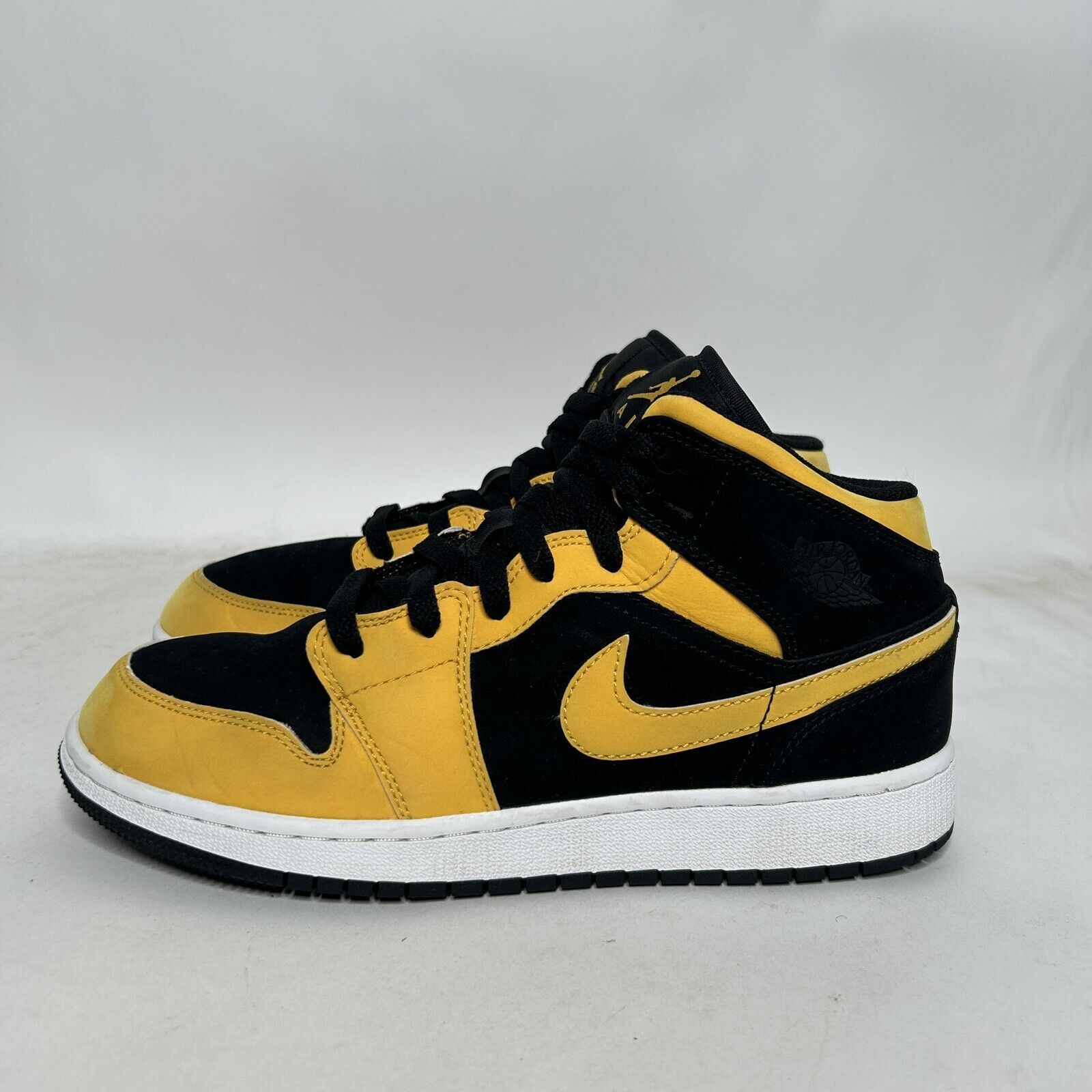 Jordan Brand Nike Shoes Air Jordan 1 Retro Mid GS “Reverse New Love” 2024 Size US 8.5 / IT 38.5 - 6 Thumbnail