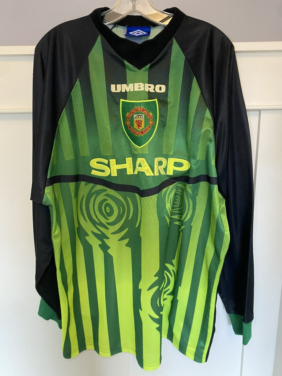 Umbro Rare vintage 1997-98 ManchesterUnited ChampionsLeague jersey Size US XL / EU 56 / 4 - 1 Thumbnail