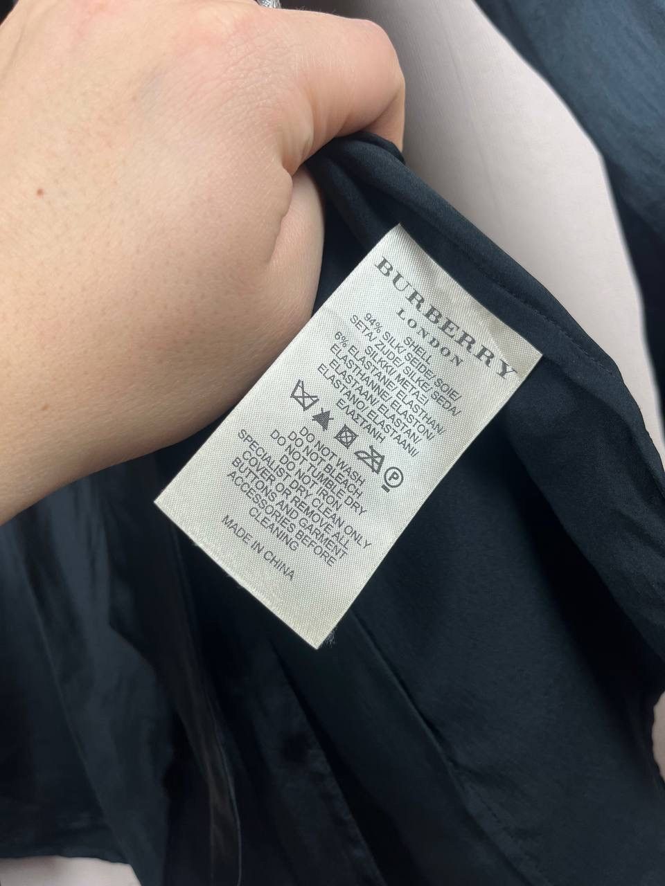 Burberry Burberry London Silk V-Neck Button Long Sleeve Blouse Size 6 Size M / US 6-8 / IT 42-44 - 10 Thumbnail