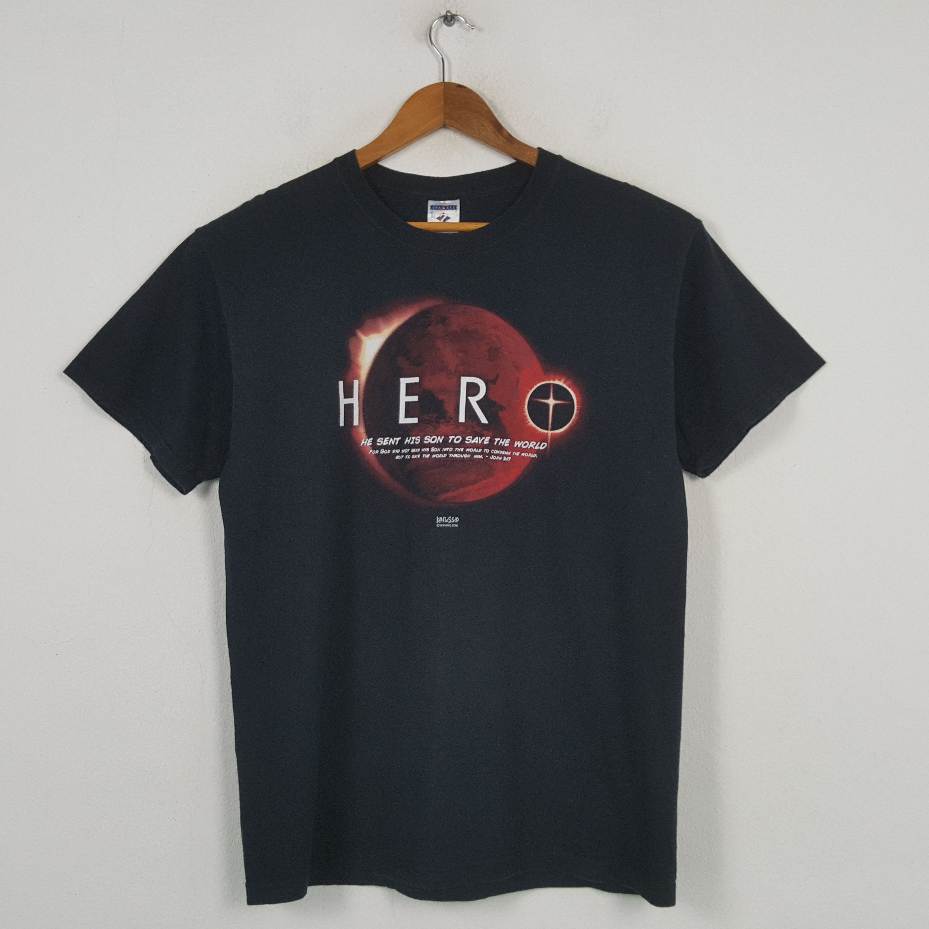 Vintage Vintage HERO American Superhero Movie T-shirt 31 Size US L / EU 52-54 / 3 - 1 Thumbnail