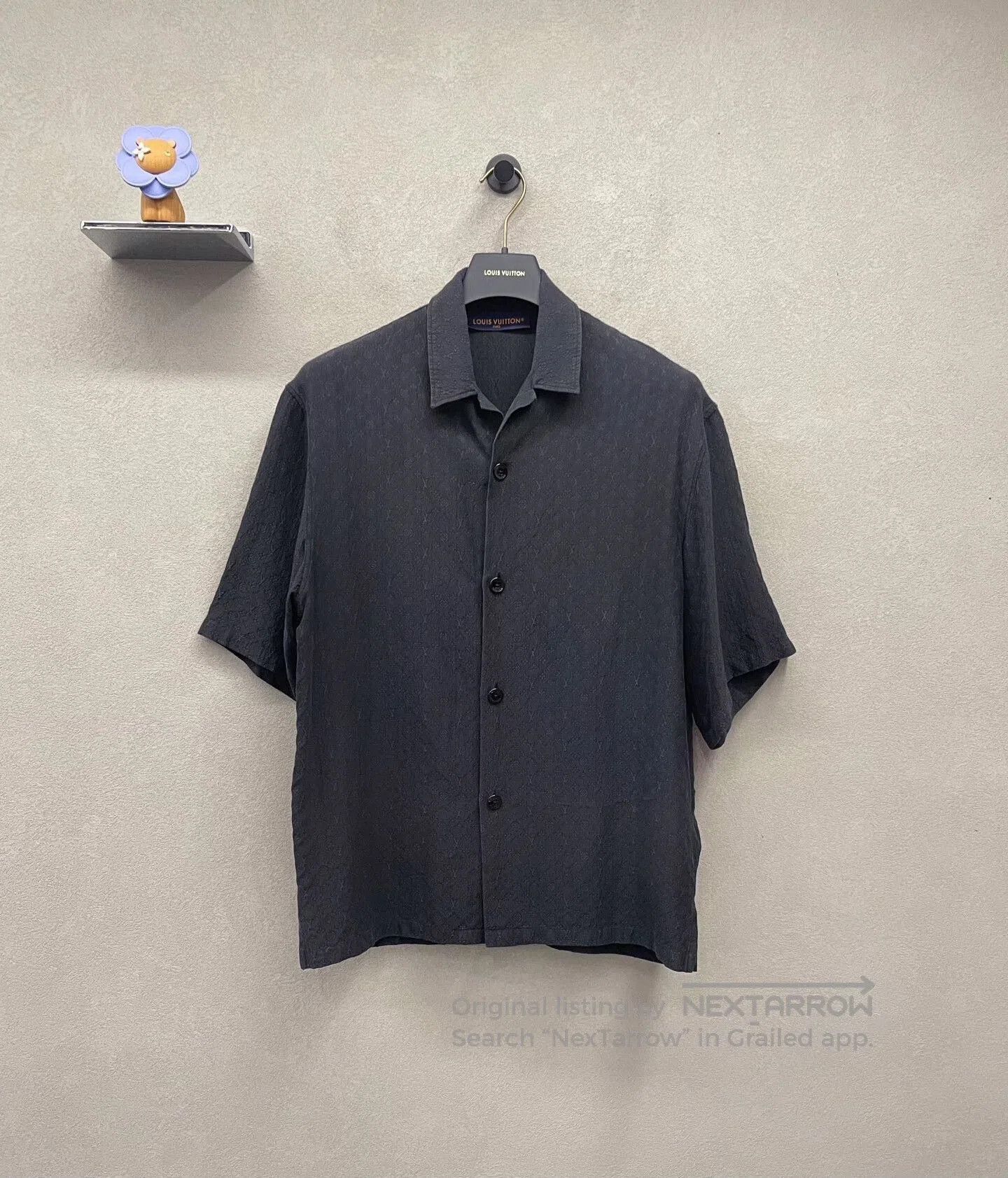 luxury logo short sleeve shirt size S.