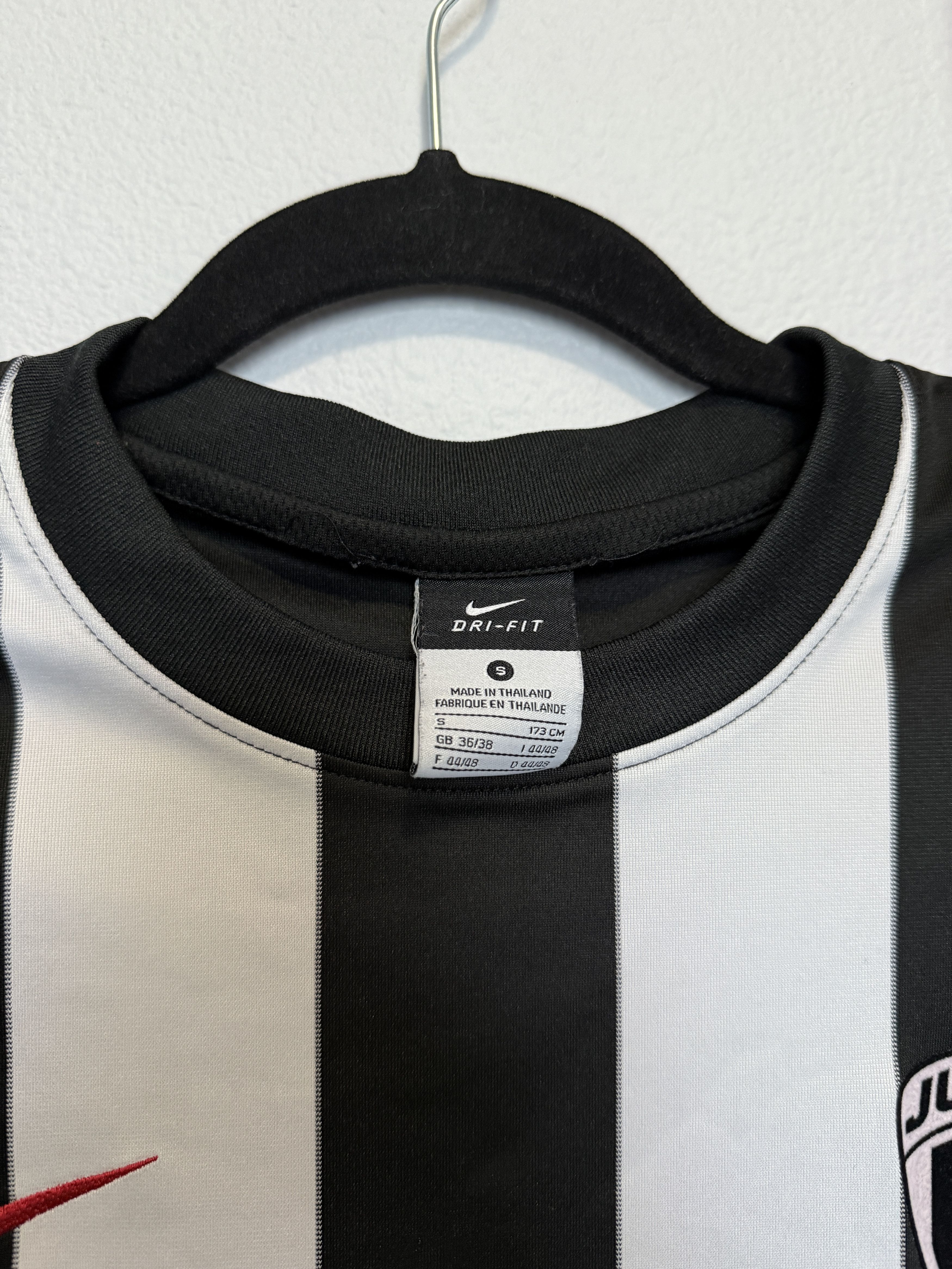 Nike JUVENTUS NIKE DRI FIT STRIPE JERSEY SZ SM Size US S / EU 44-46 / 1 - 3 Thumbnail