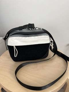 Acne studios black blå konst sale hidey bag