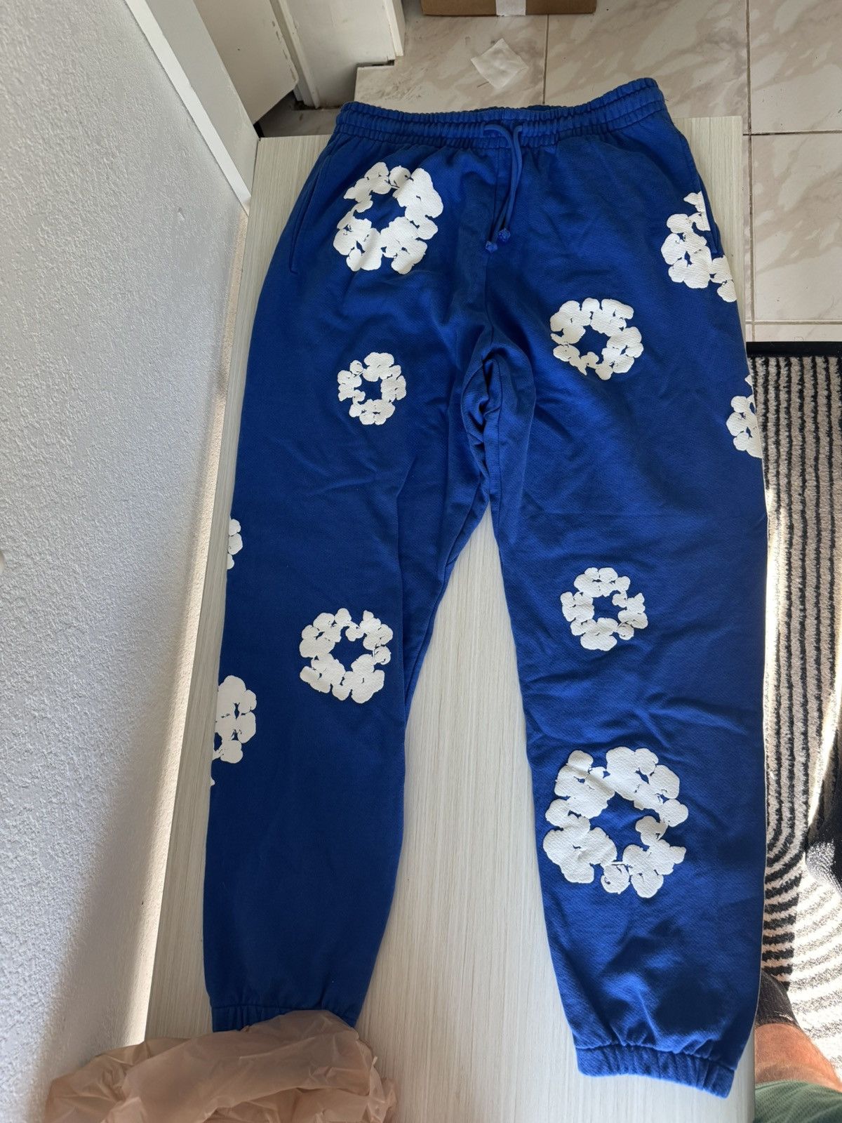 DENIM TEARS L – Denim Tears Cotton Wreath Sweatpants Royal Blue Size US 34 / EU 50 - 1 Thumbnail