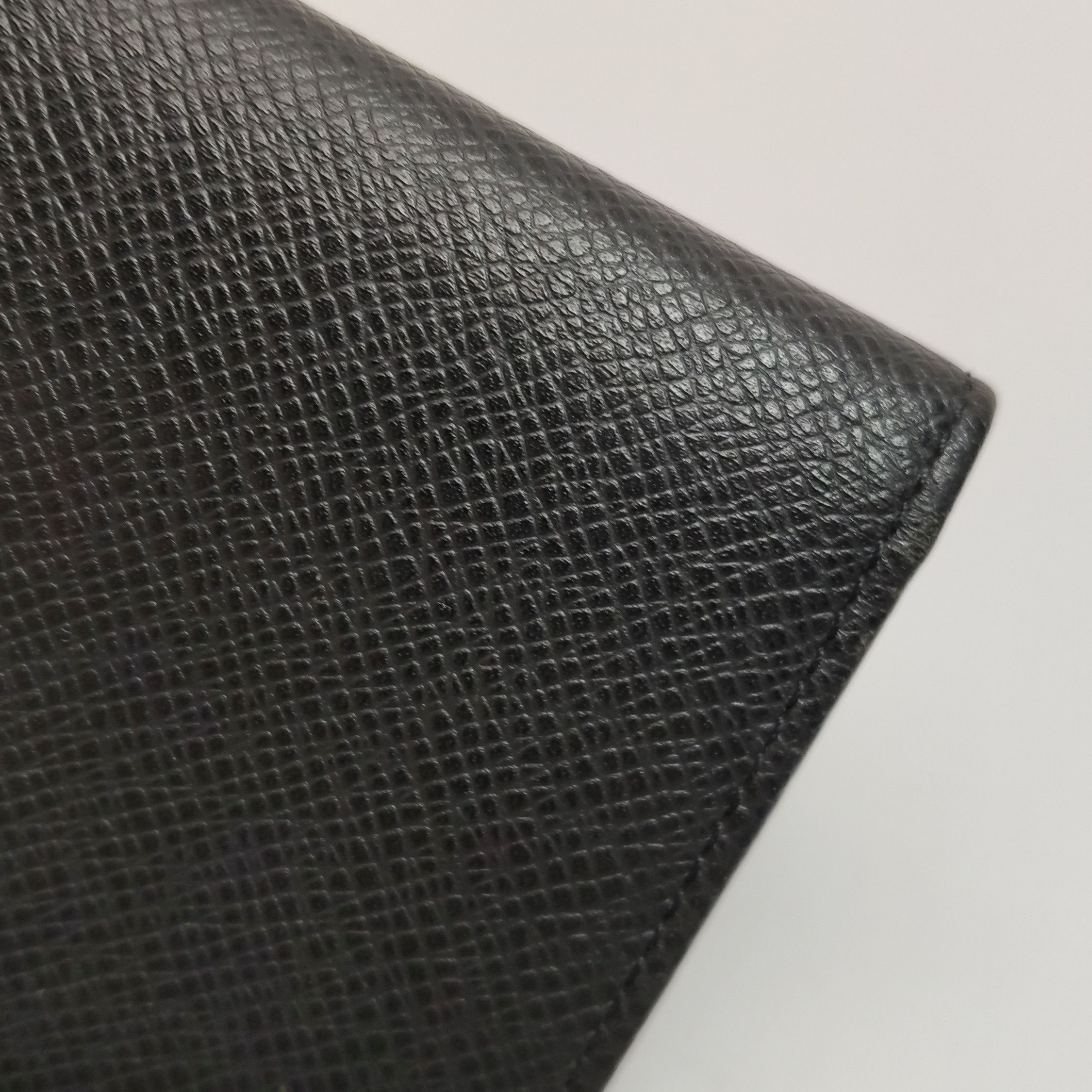 Louis Vuitton Louis Vuitton (LV) Brazza leather solid color bi-fold walle Size ONE SIZE - 8 Thumbnail